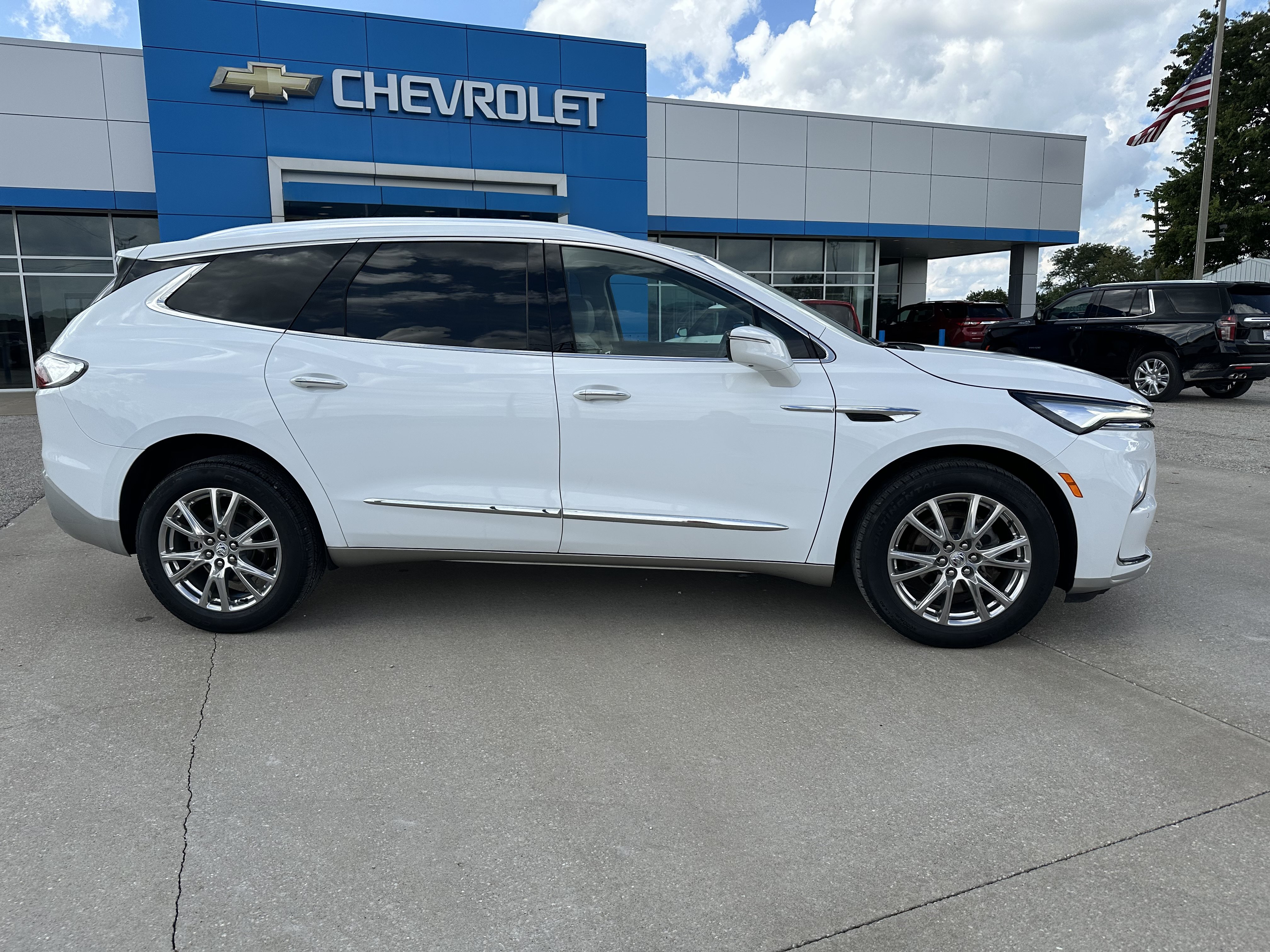 Used 2024 Buick Enclave Premium AWD/4WD image 2