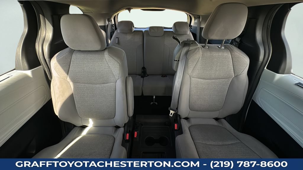 Used 2025 Toyota Sienna LE FWD image 26