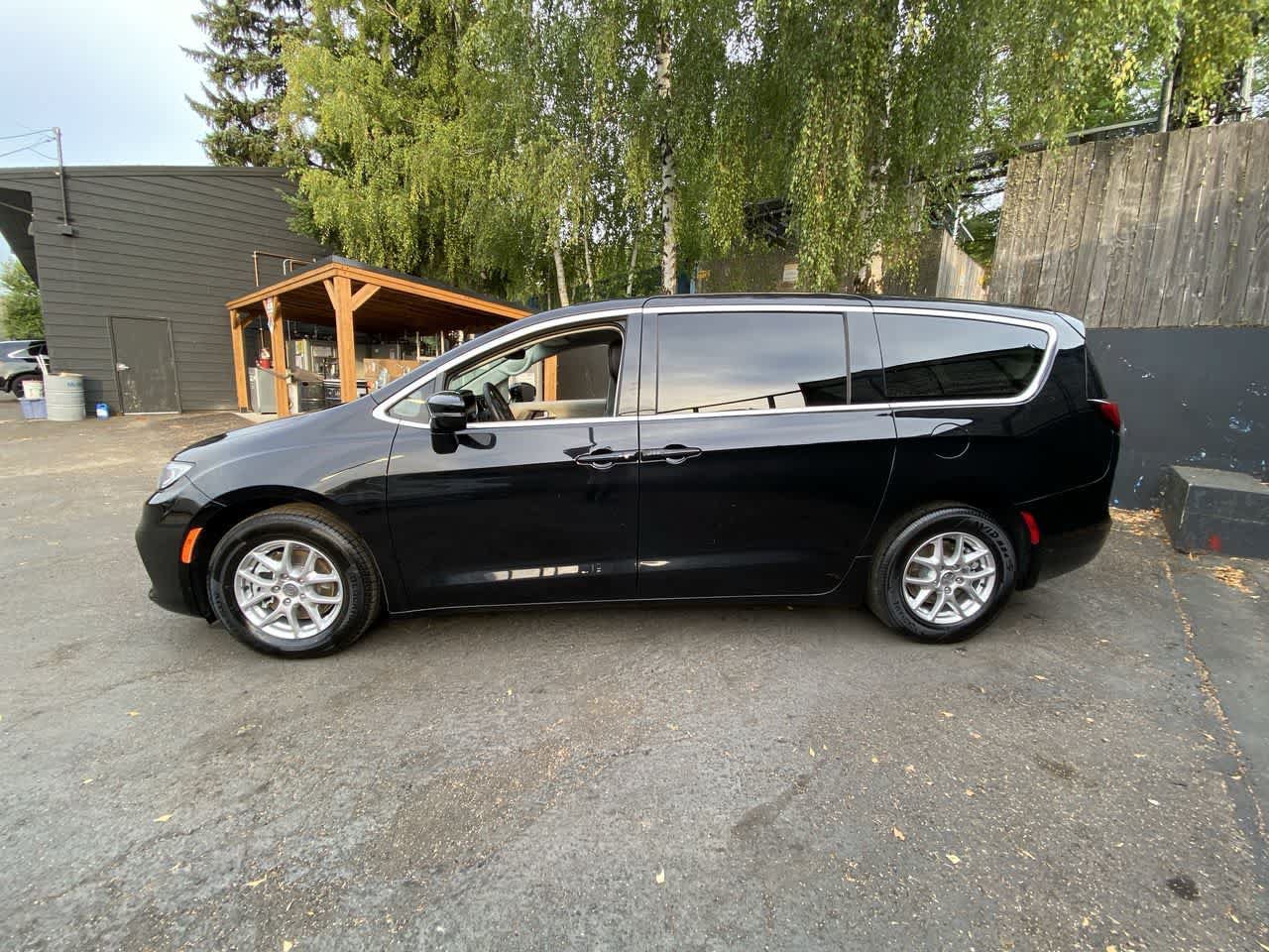 Used 2024 Chrysler Pacifica Touring-L FWD image 3