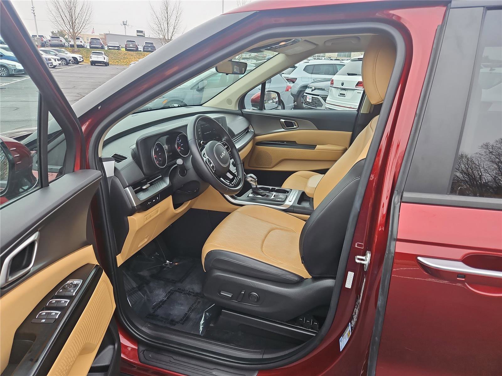 Used 2023 Kia Carnival LX image 15