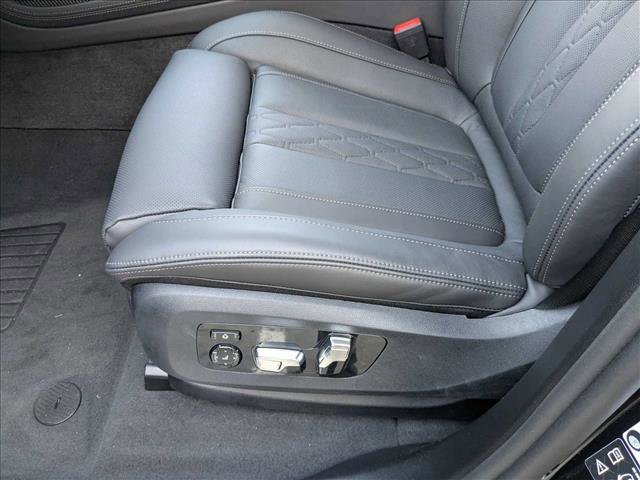 Used 2025 BMW X7 M60i w/ Climate Comfort Package image 4