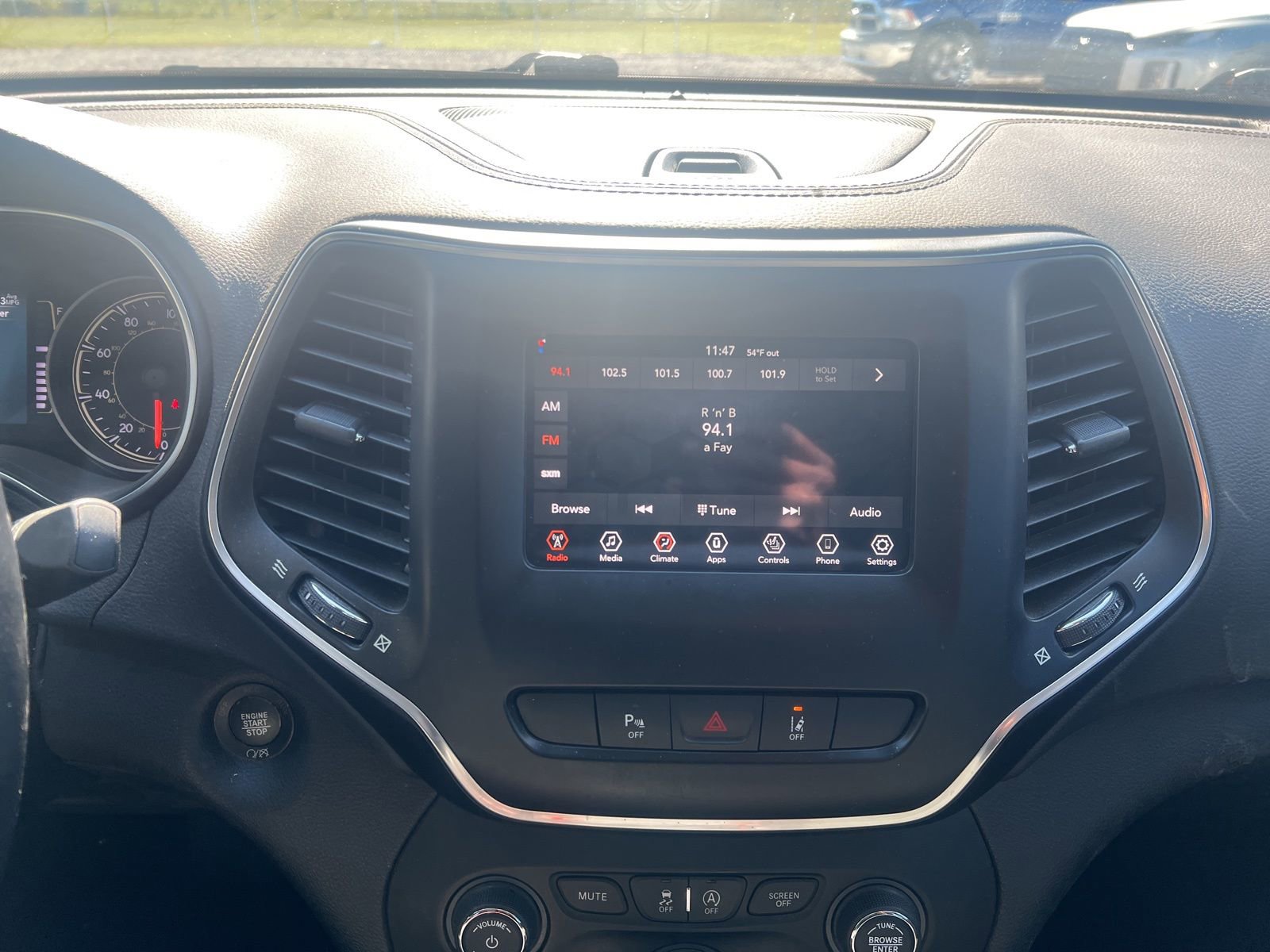 Used 2021 Jeep Cherokee Latitude Plus image 10