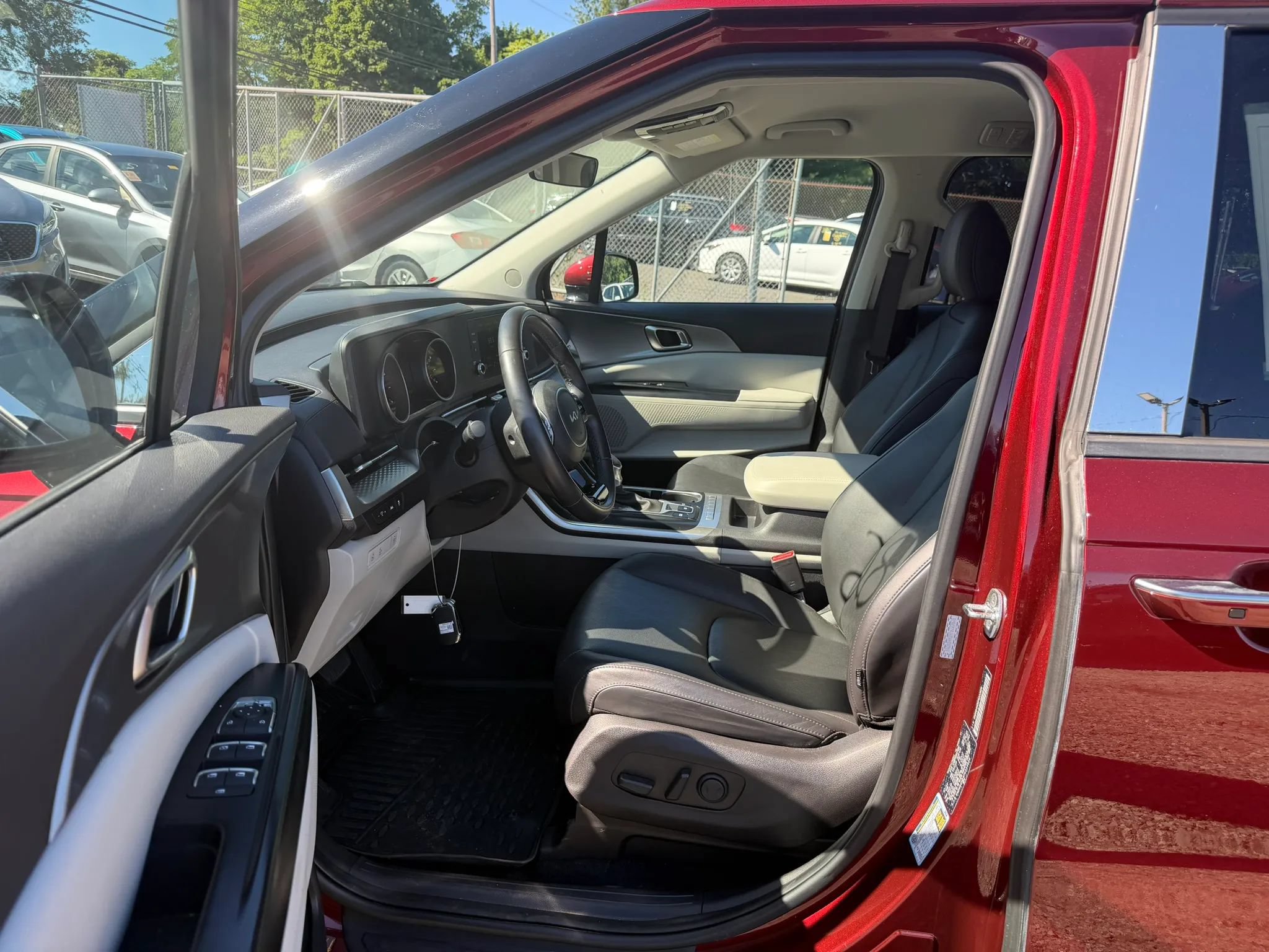 Used 2023 Kia Carnival LX FWD image 25