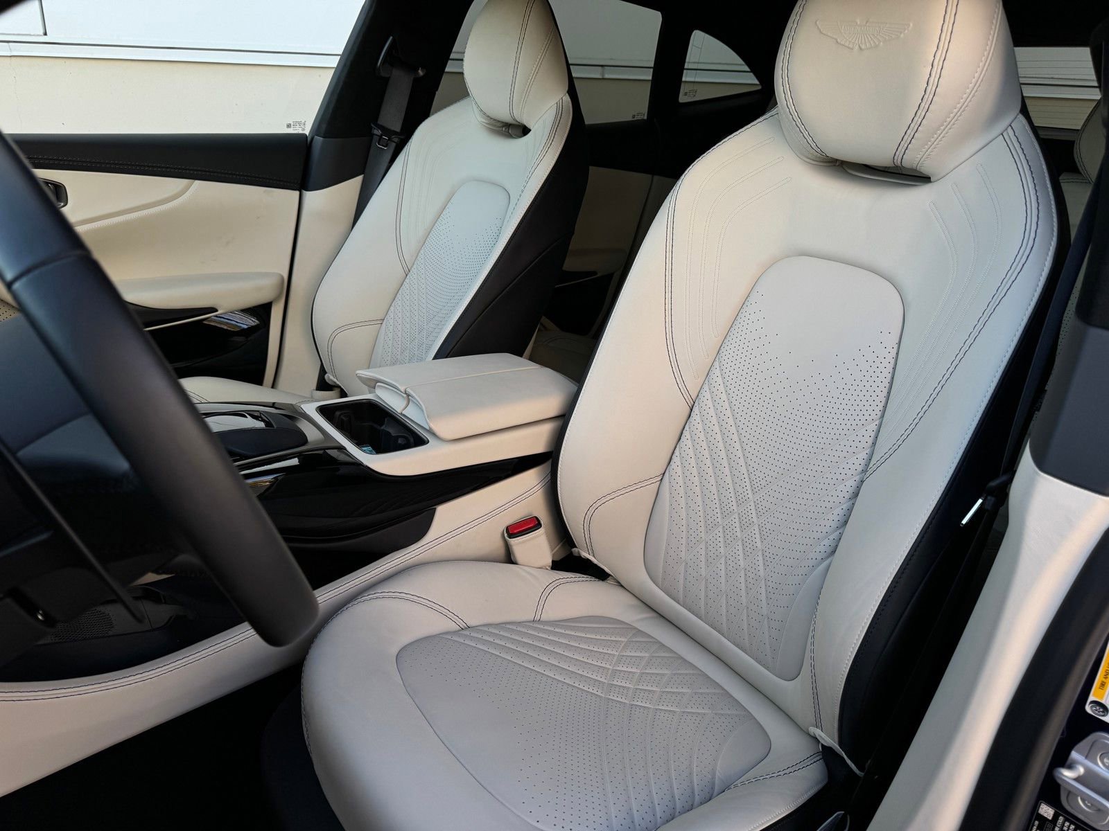 Used 2022 Aston Martin DBX Base image 17