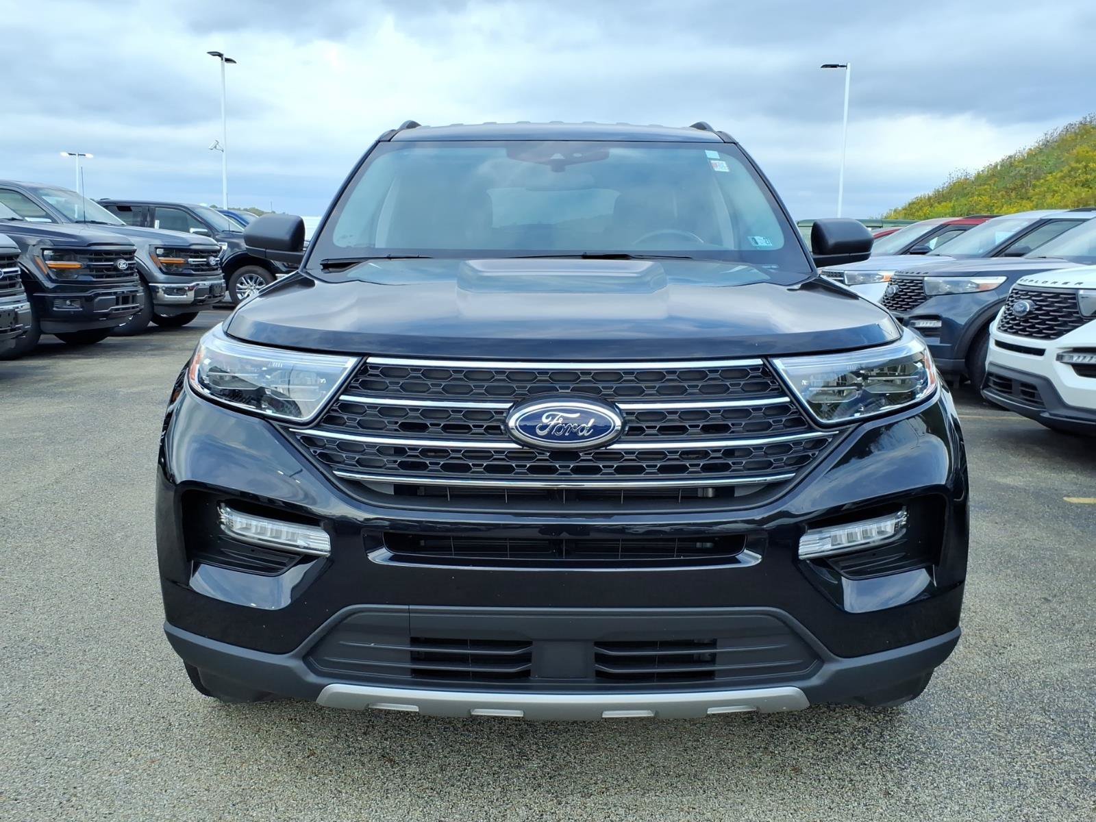 Used 2023 Ford Explorer XLT w/ Equipment Group 202A AWD/4WD image 2