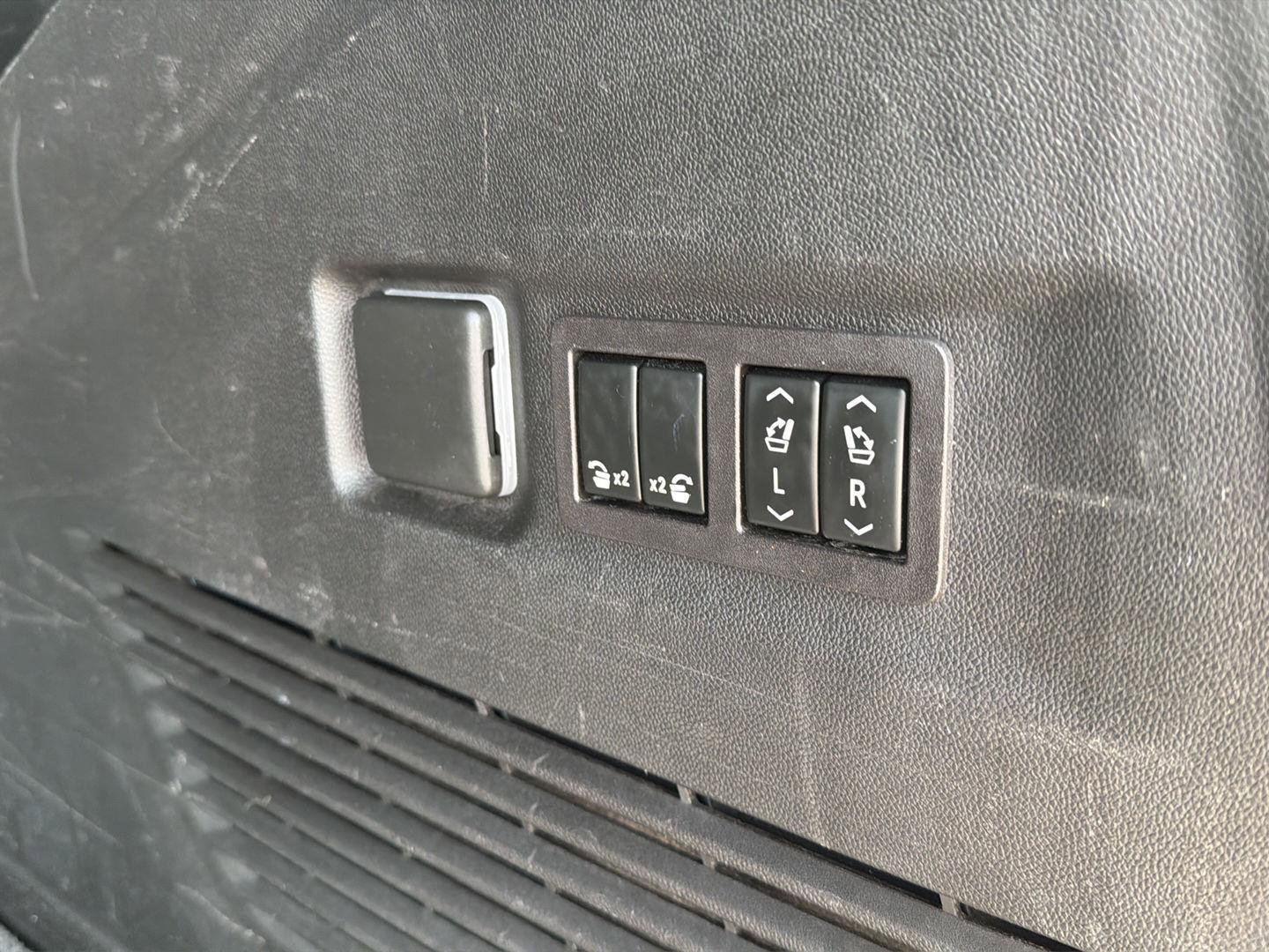 Used 2023 Chevrolet Suburban Premier image 19