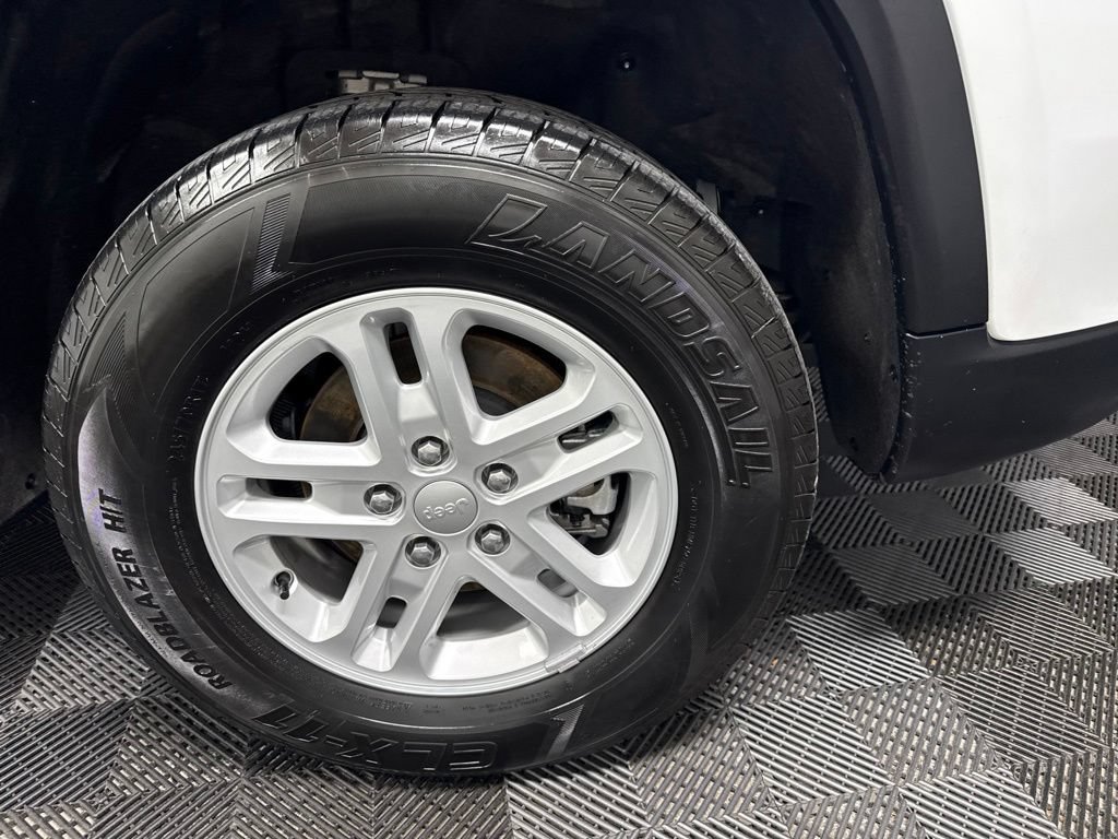 Used 2023 Jeep Grand Cherokee Laredo AWD/4WD image 10