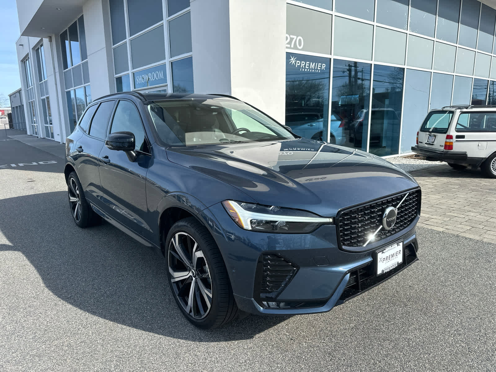 Used 2023 Volvo XC60 B5 Ultimate w/ Climate Package image 3