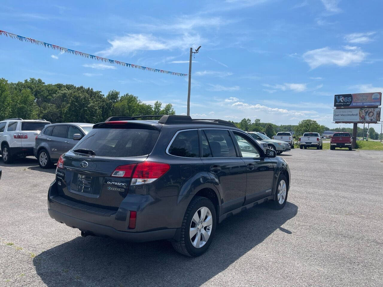 Used 2010 Subaru Outback 2.5i Limited AWD/4WD image 6