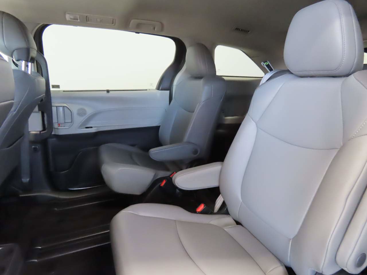 Used 2022 Toyota Sienna XLE FWD image 16
