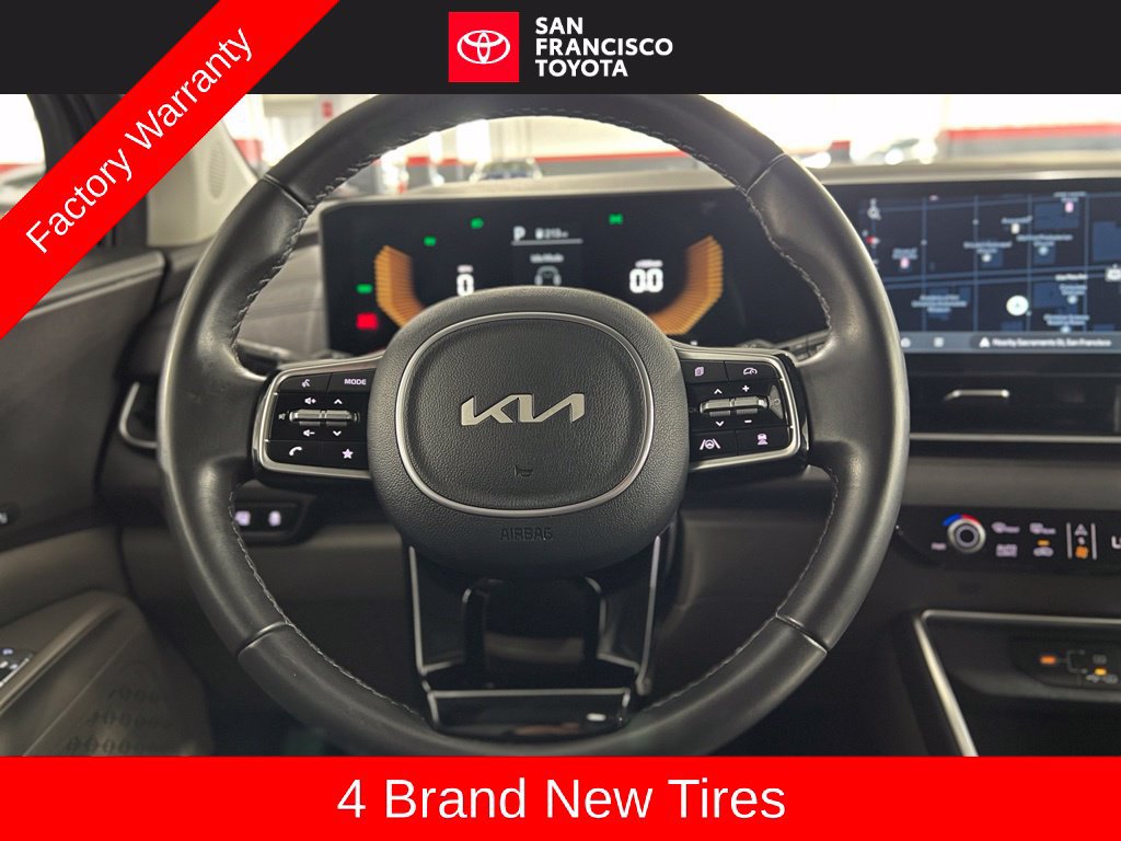 Used 2025 Kia Carnival EX FWD image 32