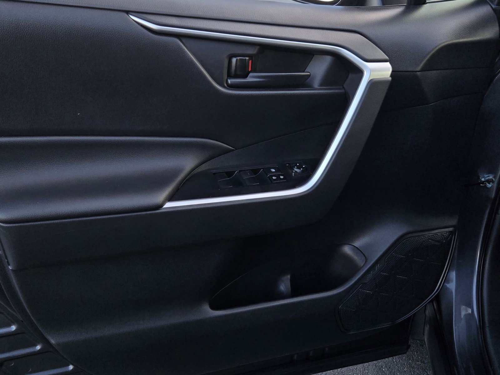 Used 2021 Toyota RAV4 LE image 9