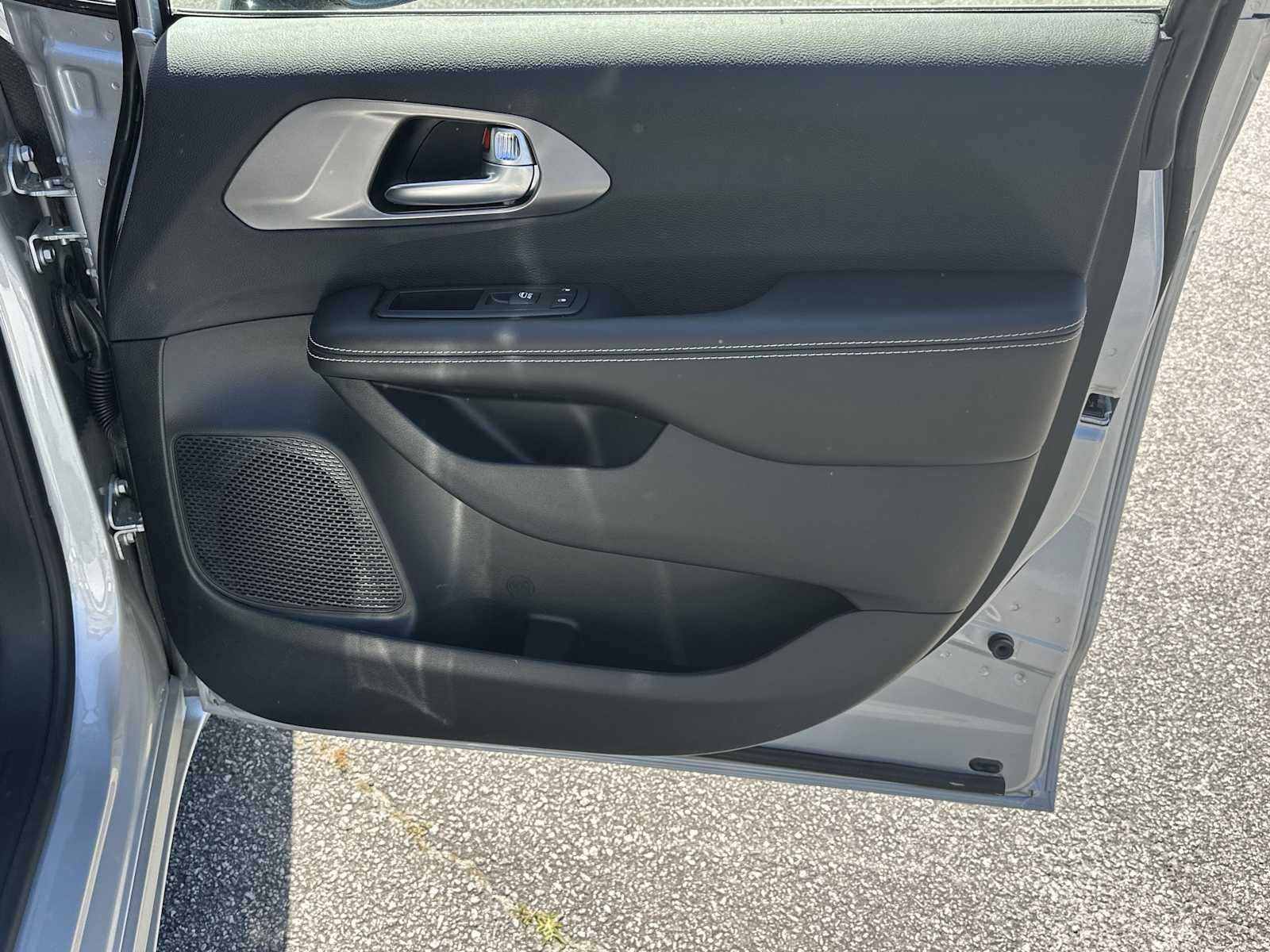 New 2026 Chrysler Pacifica Select FWD image 14