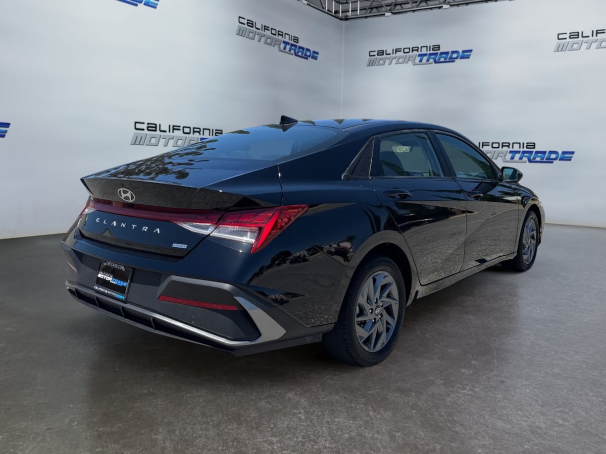 Used 2024 Hyundai Elantra Blue FWD image 5