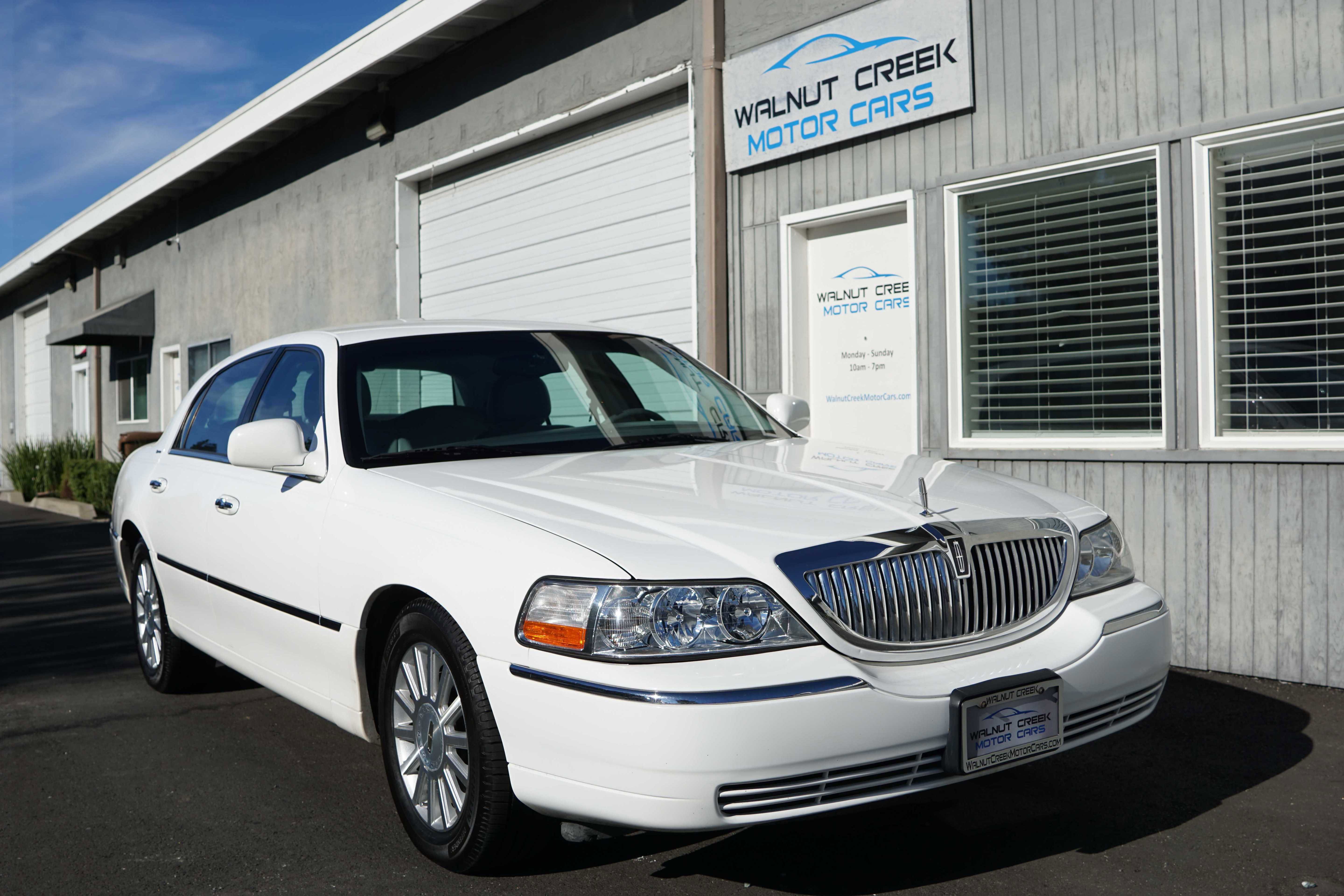 Used 2004 Lincoln Town Car Signature image 21