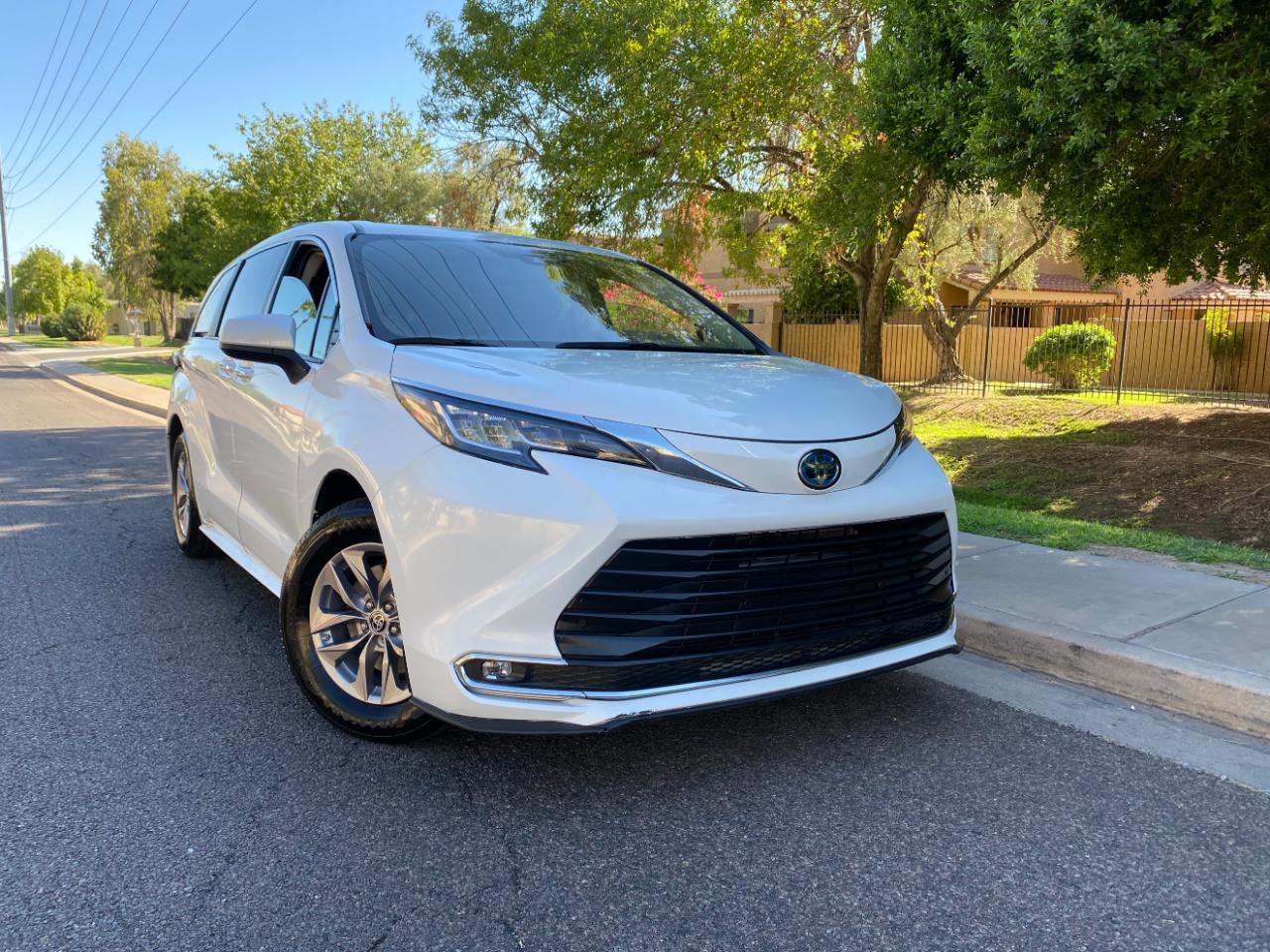 Used 2023 Toyota Sienna XLE FWD image 3