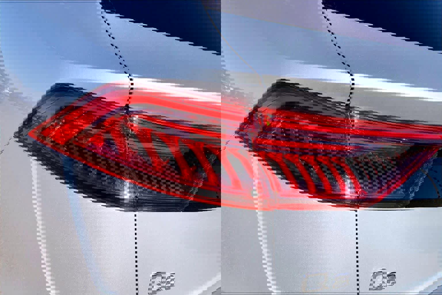 Used 2022 Audi Q8 Premium image 31