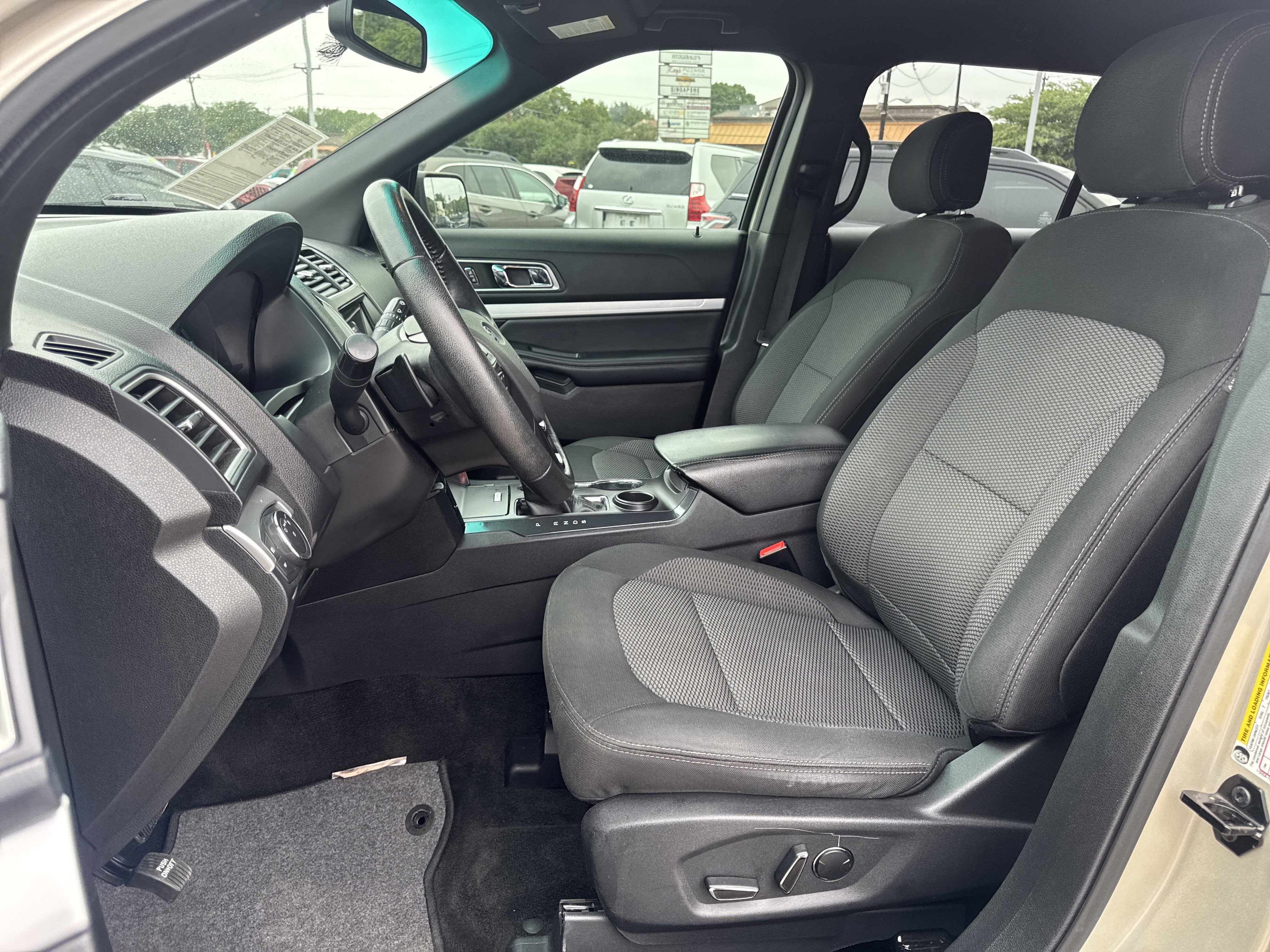 Used 2017 Ford Explorer XLT w/ Equipment Group 201A FWD image 24