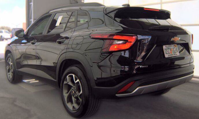 Used 2024 Chevrolet Trax LT FWD image 2