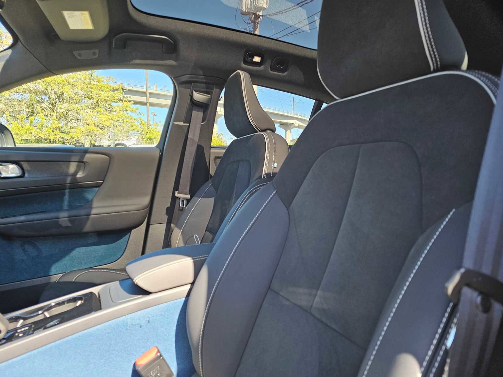 Certified 2023 Volvo C40 P8 Recharge Ultimate w/ Protection Package Premier image 21