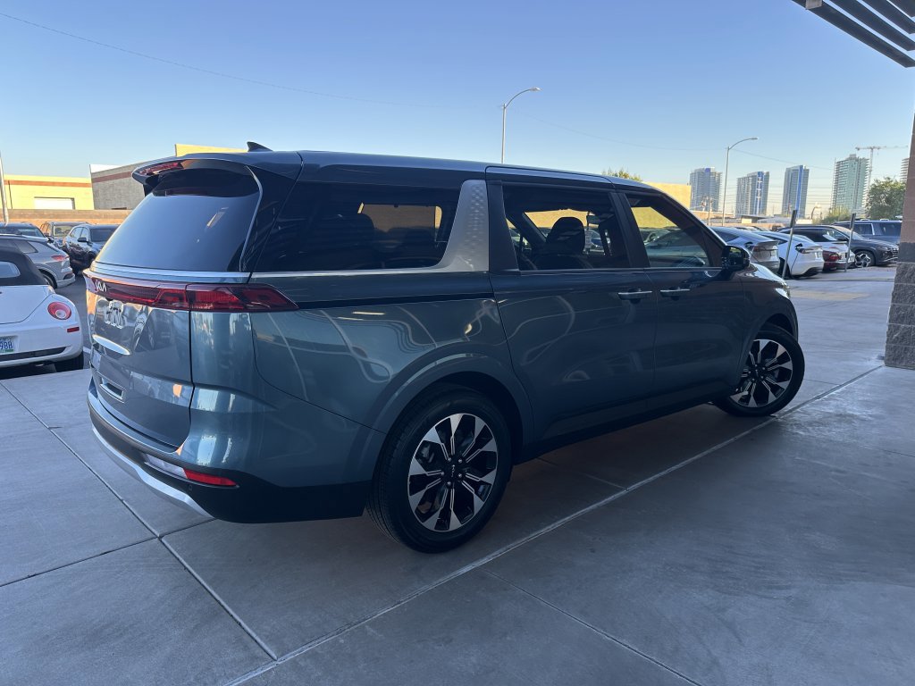 Used 2024 Kia Carnival EX image 3