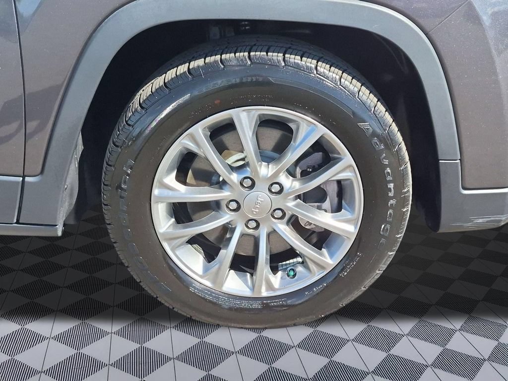 Used 2019 Jeep Cherokee Latitude Plus FWD image 30