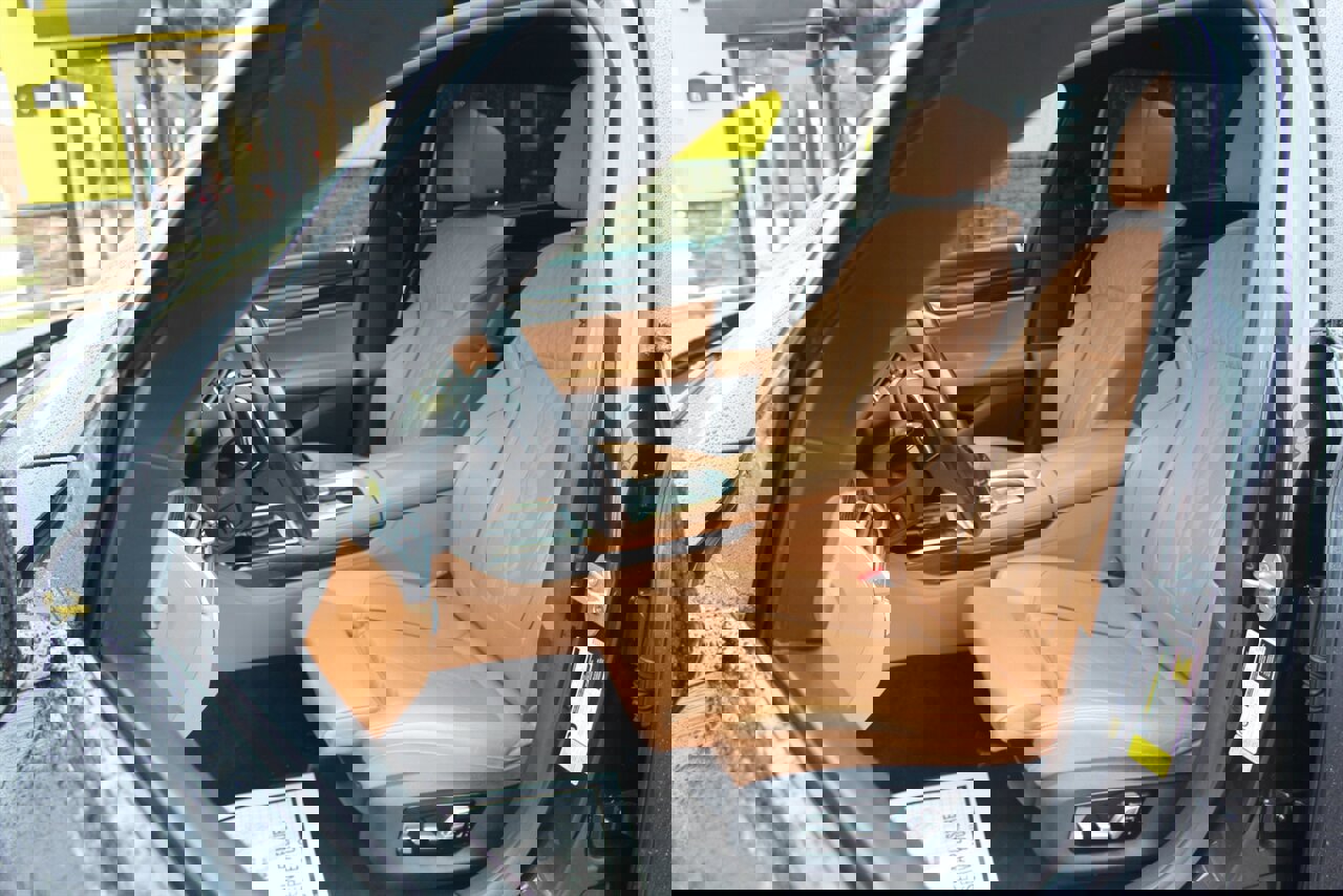 Used 2019 BMW 750i image 17