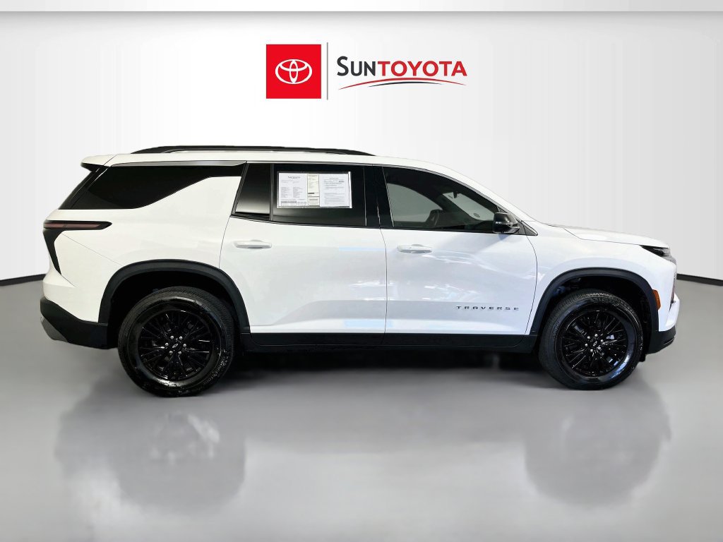 Used 2025 Chevrolet Traverse LT w/ Driver Confidence Package FWD image 2
