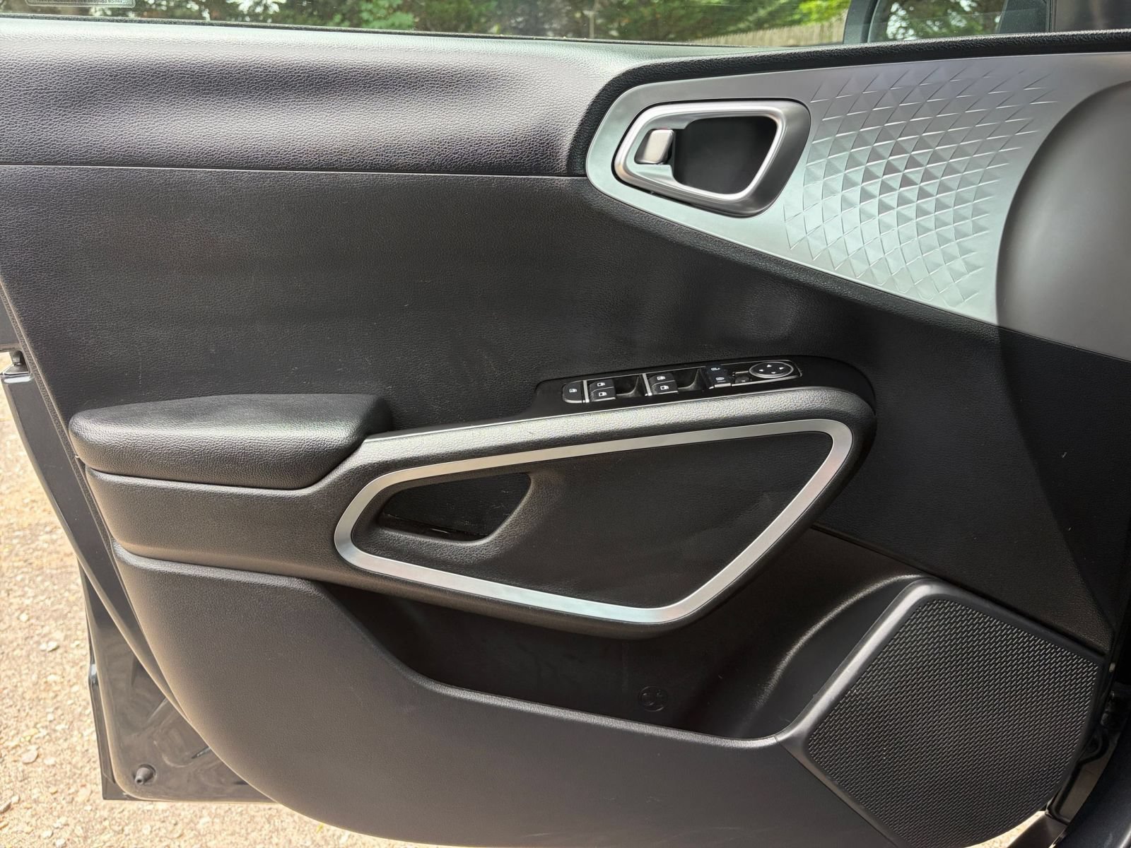 Used 2025 Kia Soul LX w/ LX Technology Package FWD image 18