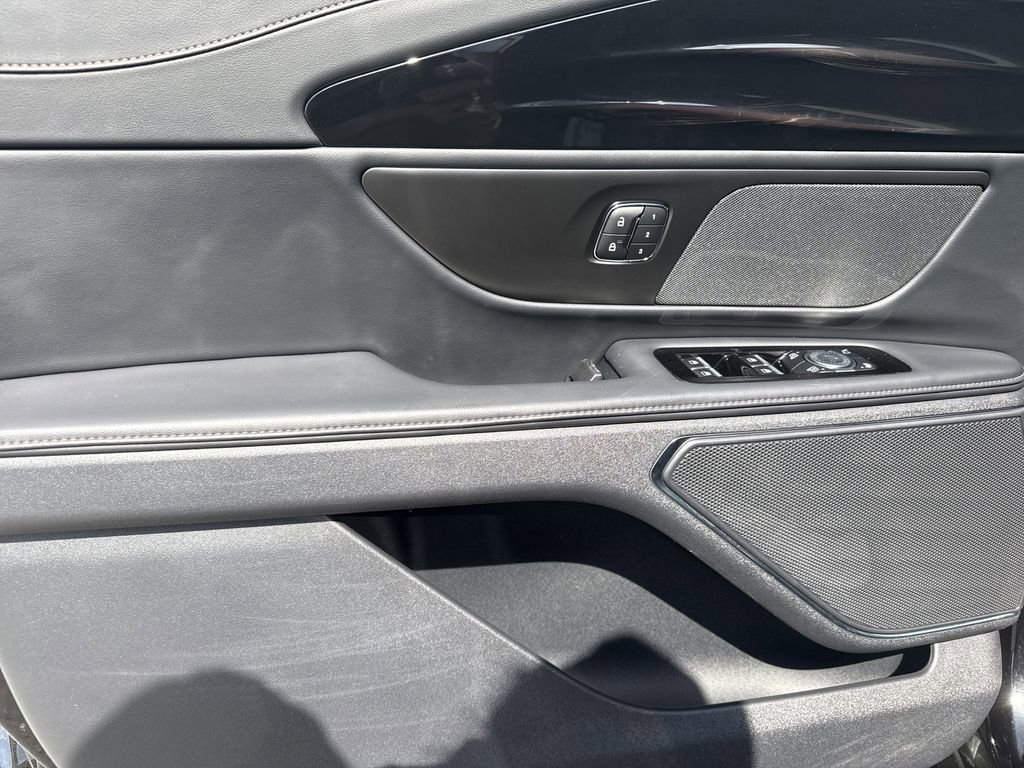 Used 2024 Lincoln Nautilus Reserve w/ Jet Appearance Package (87T) AWD/4WD image 10