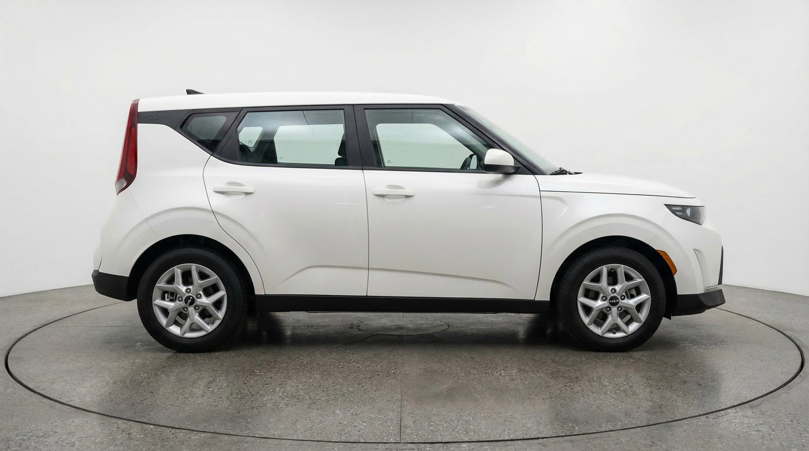 Used 2025 Kia Soul LX w/ LX Technology Package FWD image 11