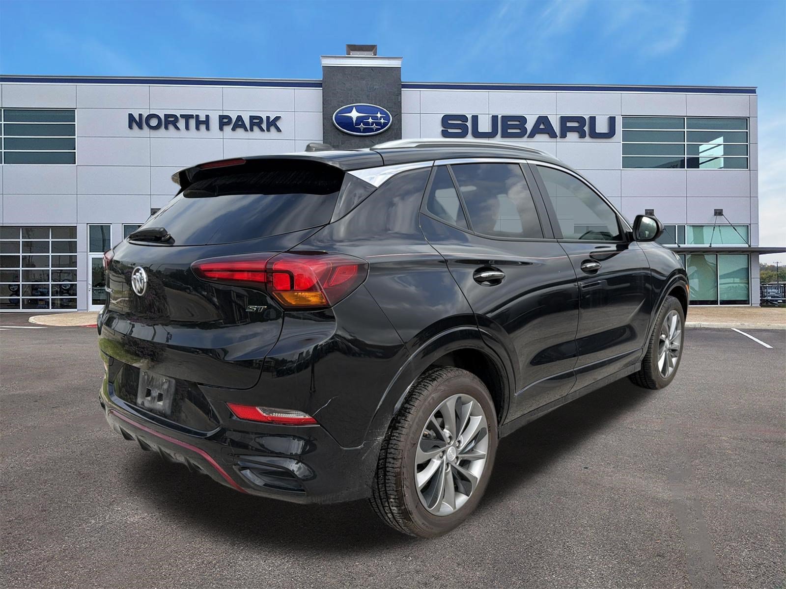 Used 2022 Buick Encore GX Select w/ Sport Touring Package FWD image 3