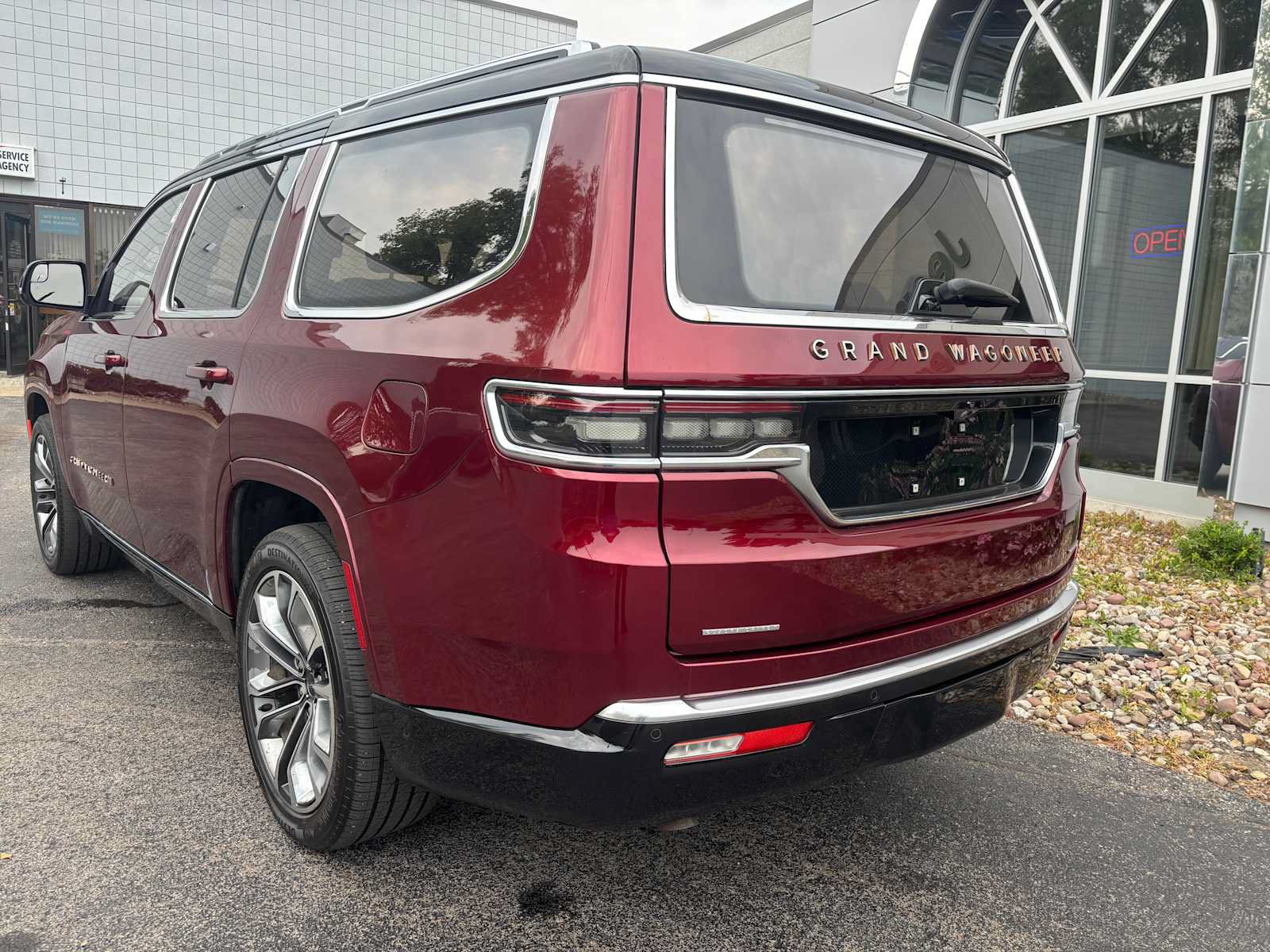 Used 2022 Jeep Grand Wagoneer Series III w/ Rear Seat Video Group 1 AWD/4WD image 4