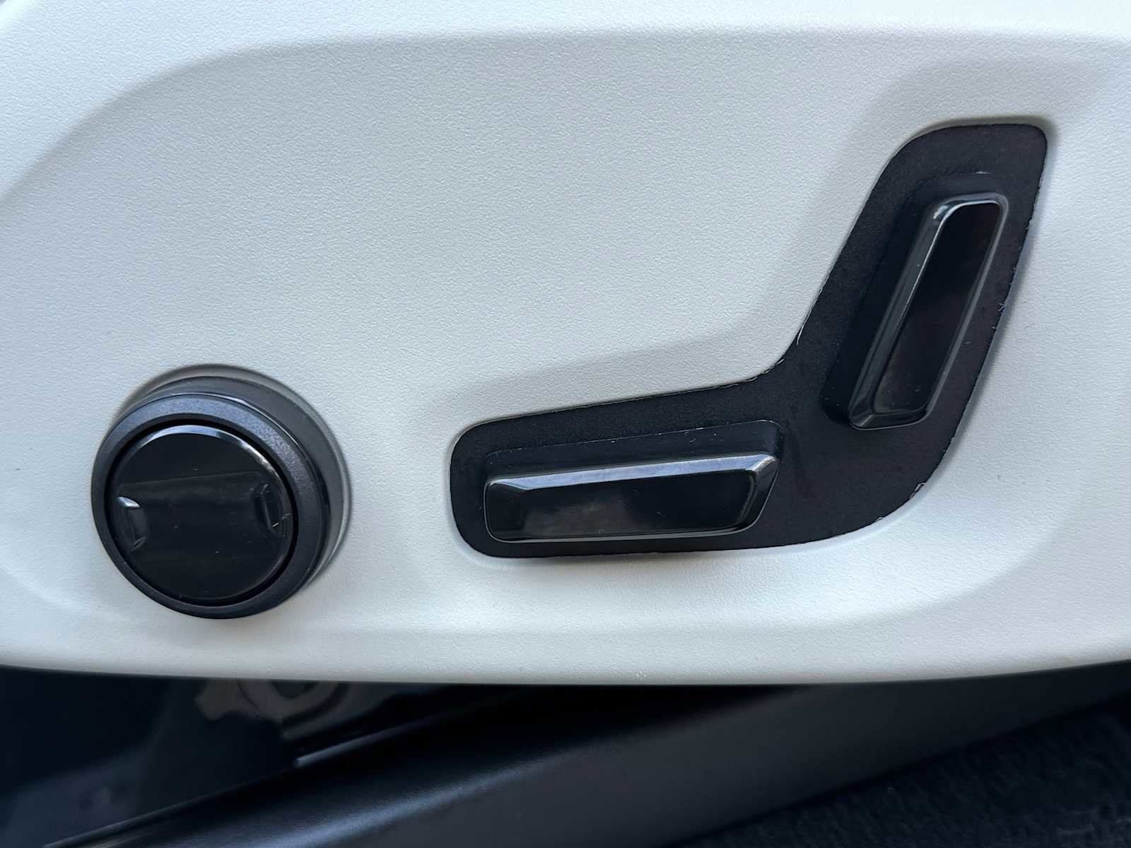 Used 2025 Volvo XC90 T8 Plus w/ Protection Package Premier image 23