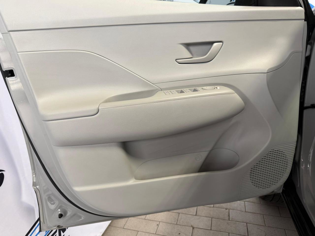 Used 2025 Hyundai Kona SEL image 11