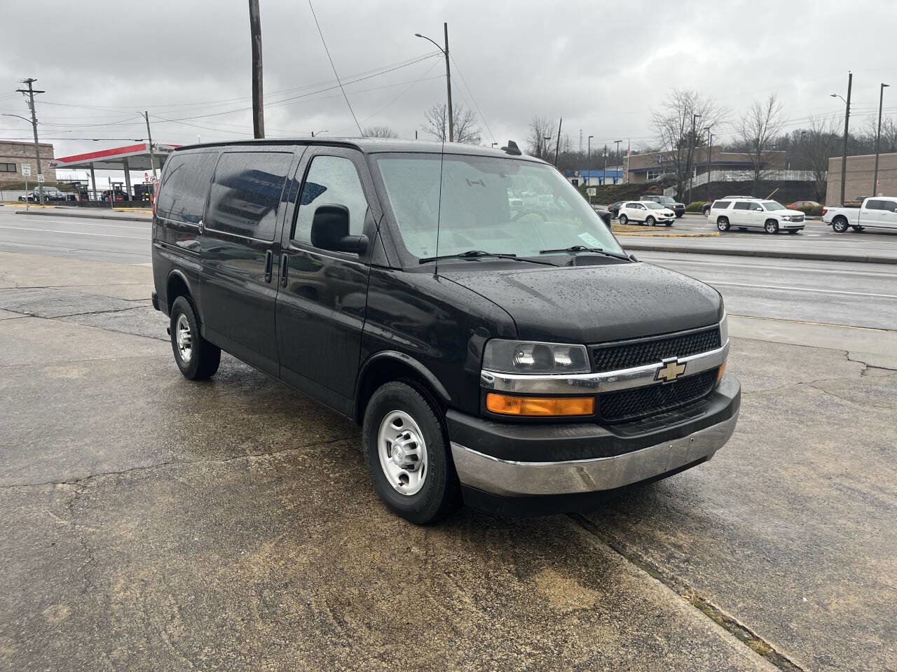 Used 2017 Chevrolet Express 2500 image 2