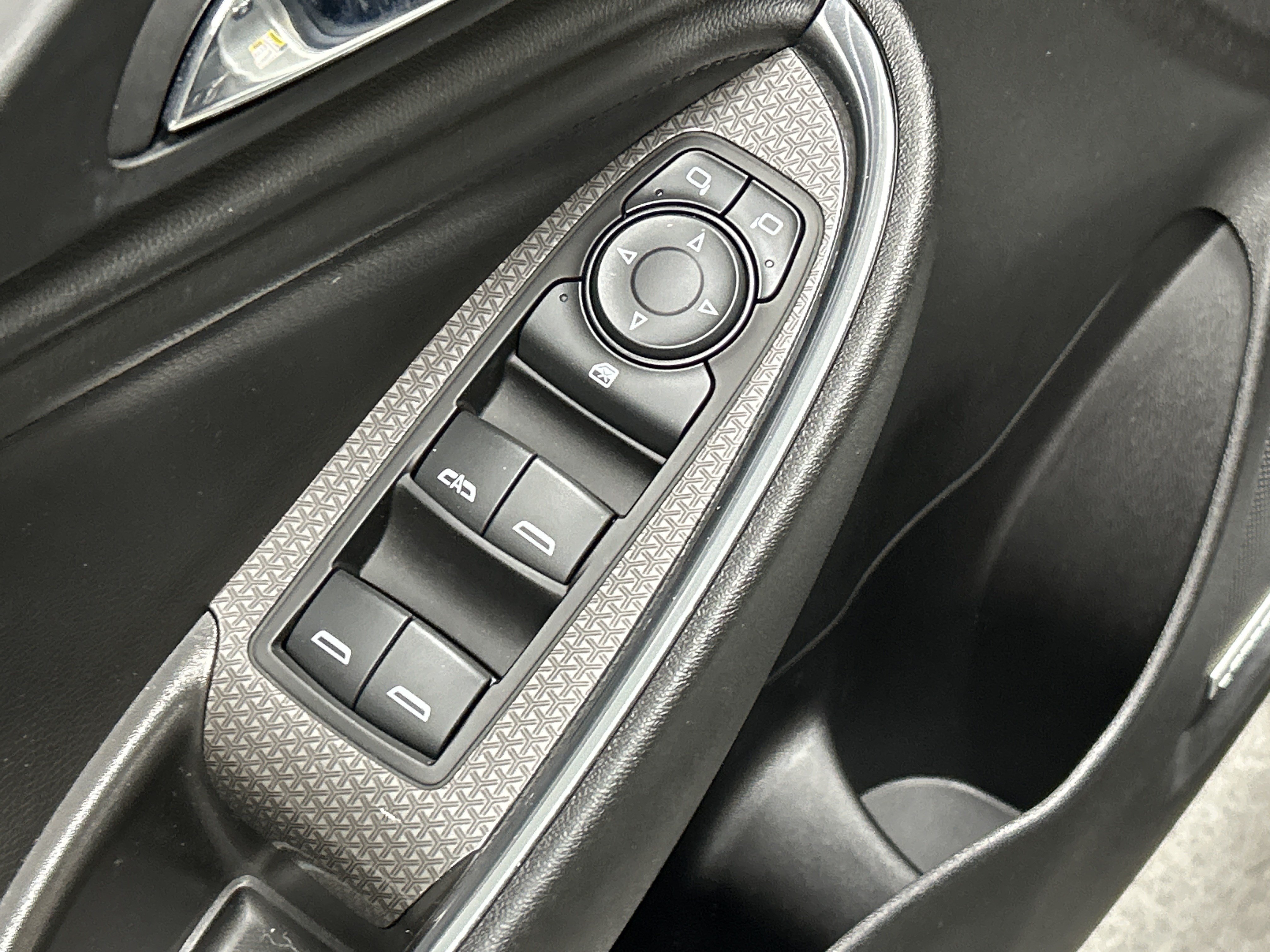 Used 2017 Chevrolet Malibu LT w/ Leather Package FWD image 6