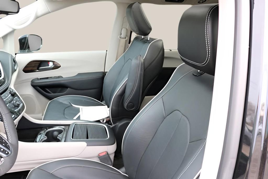 Used 2023 Chrysler Pacifica Limited image 12