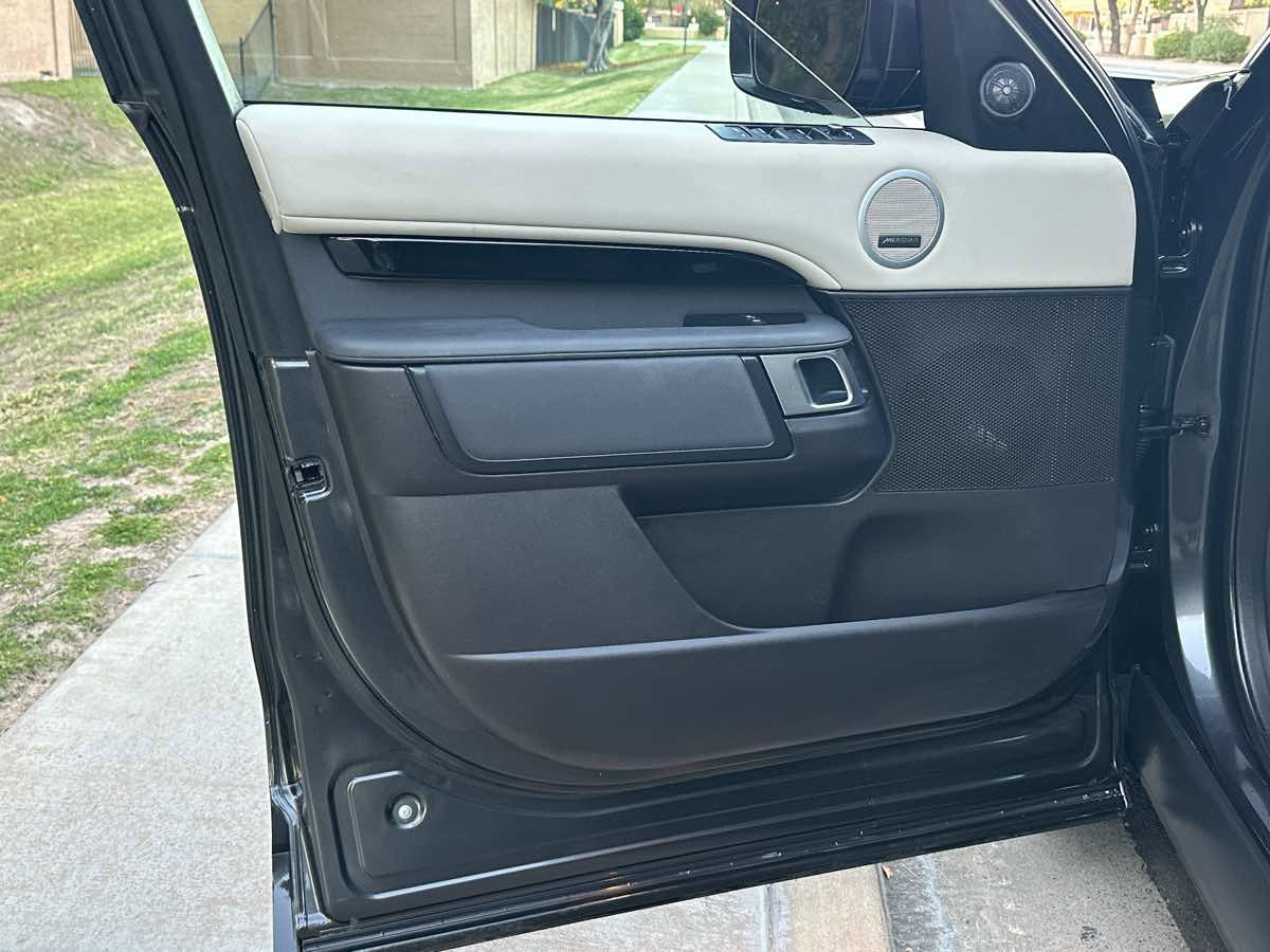 Used 2018 Land Rover Discovery SE image 55