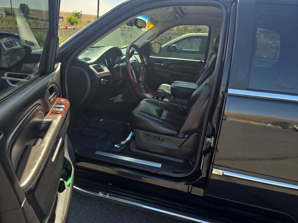Used 2011 Cadillac Escalade Luxury AWD/4WD image 10