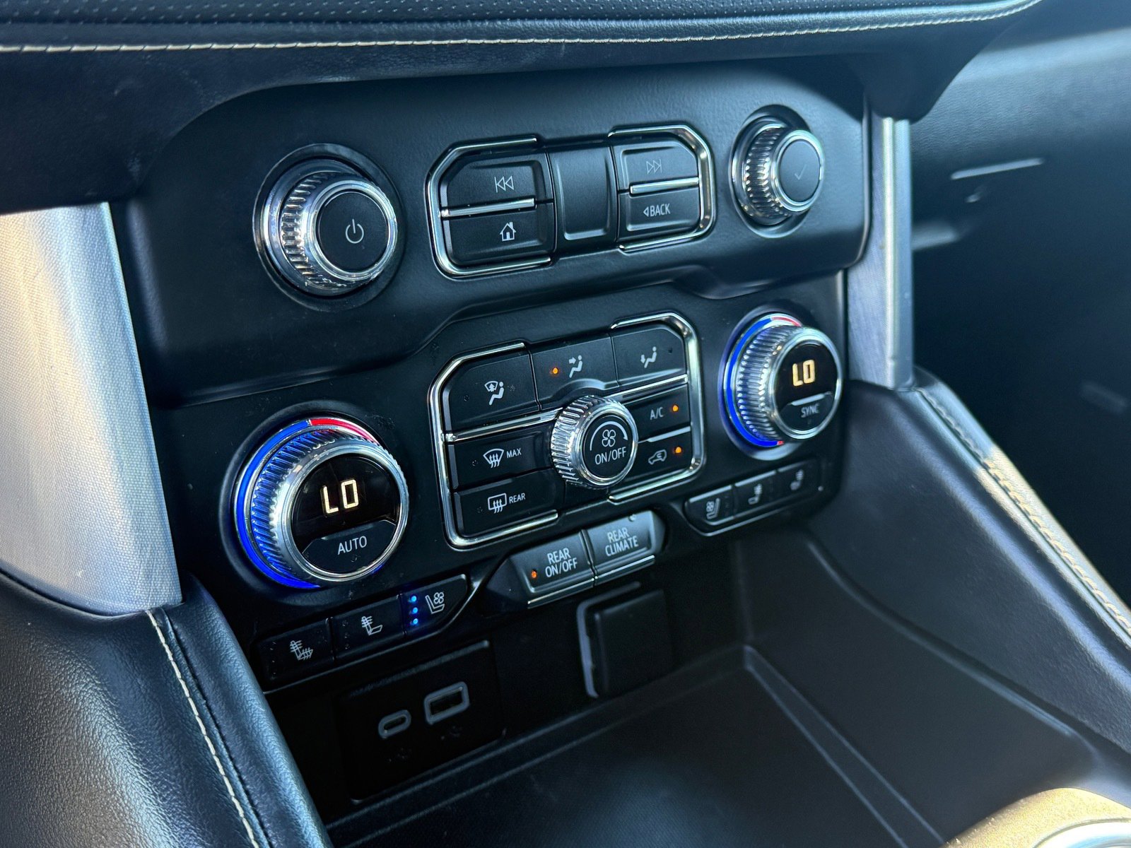 Used 2024 GMC Yukon XL SLT w/ SLT Luxury Package image 20