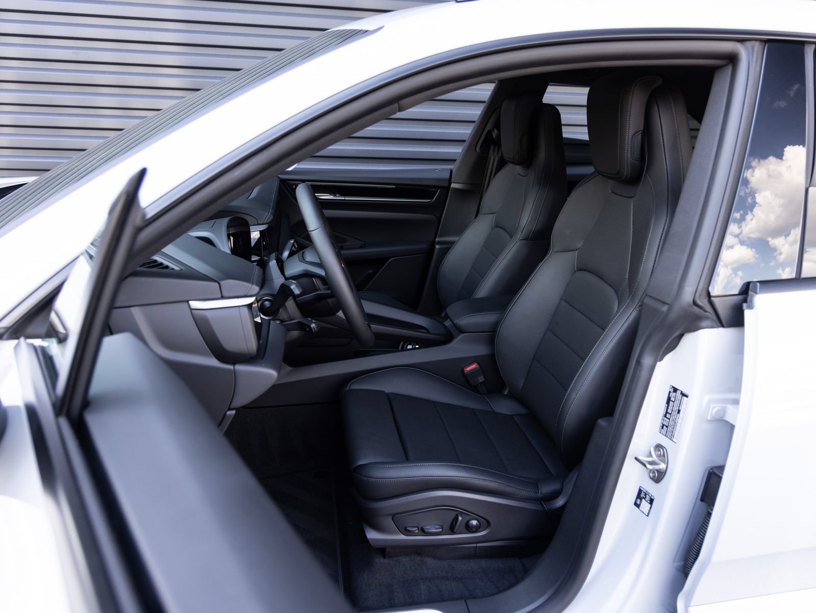 Certified 2026 Porsche Macan 4 Electric AWD/4WD image 5