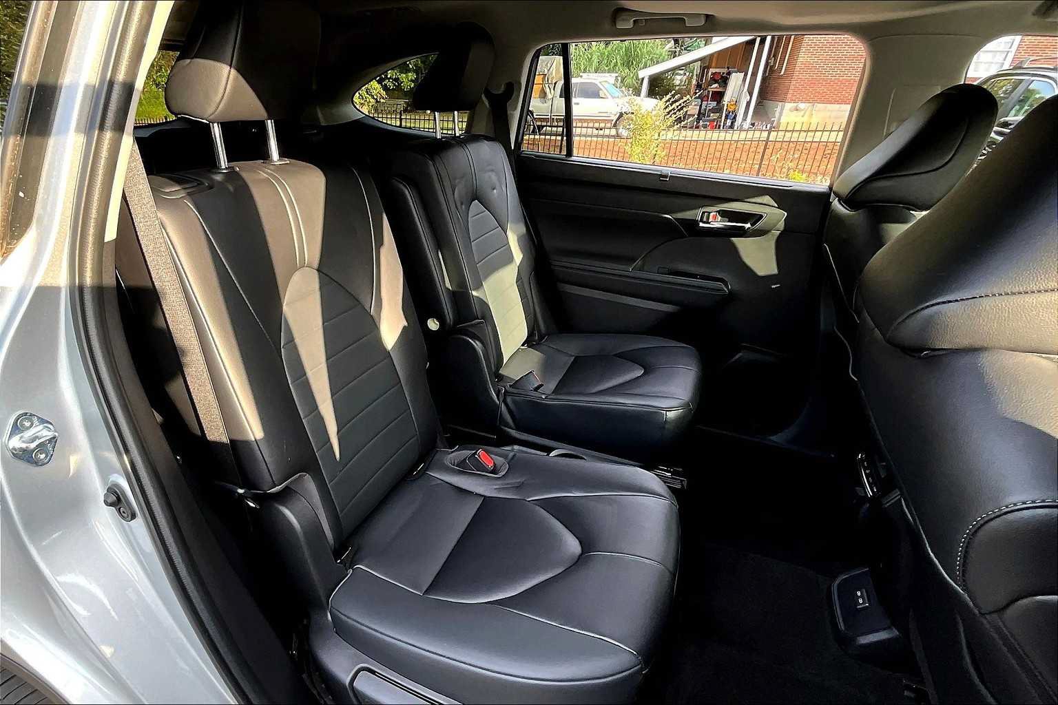 Used 2023 Toyota Highlander XLE AWD/4WD image 19