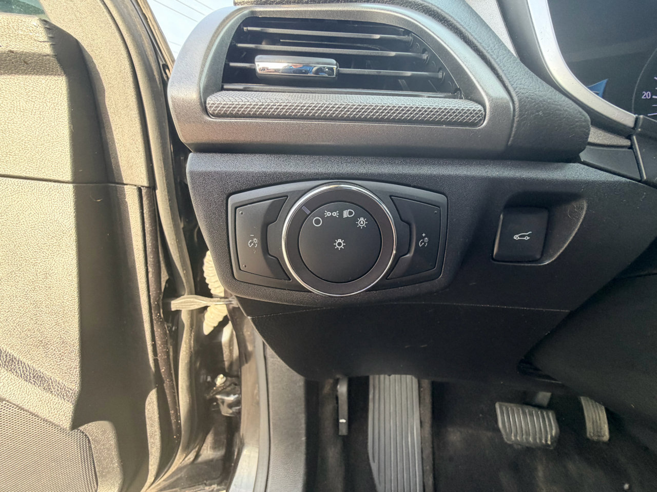 Used 2019 Ford Fusion SE image 17