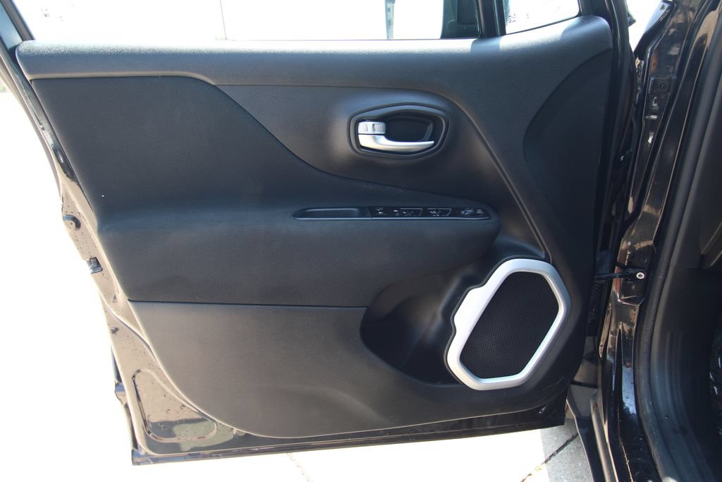Used 2021 Jeep Renegade Latitude w/ Luxury Group I AWD/4WD image 38