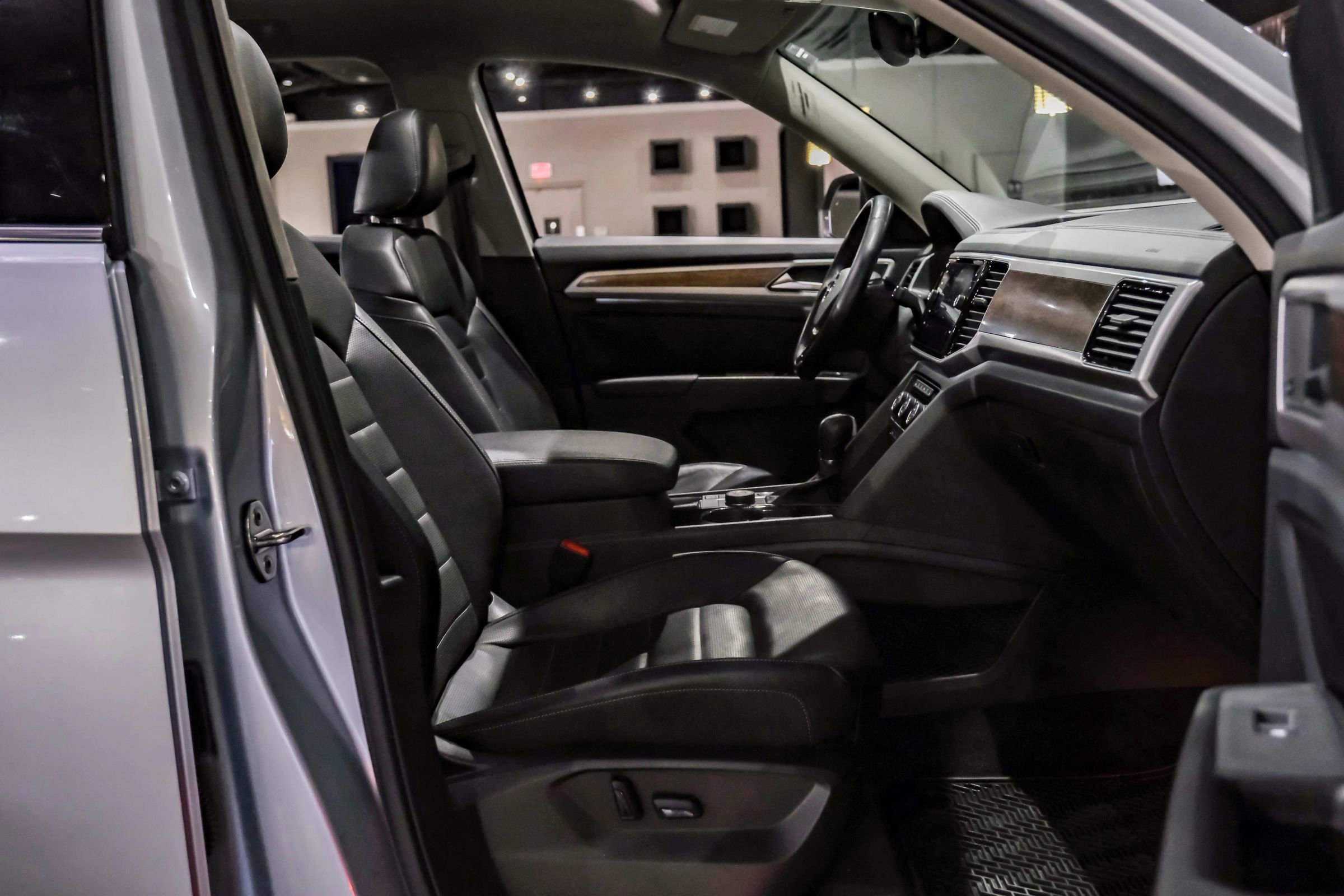 Used 2018 Volkswagen Atlas SEL Premium image 32