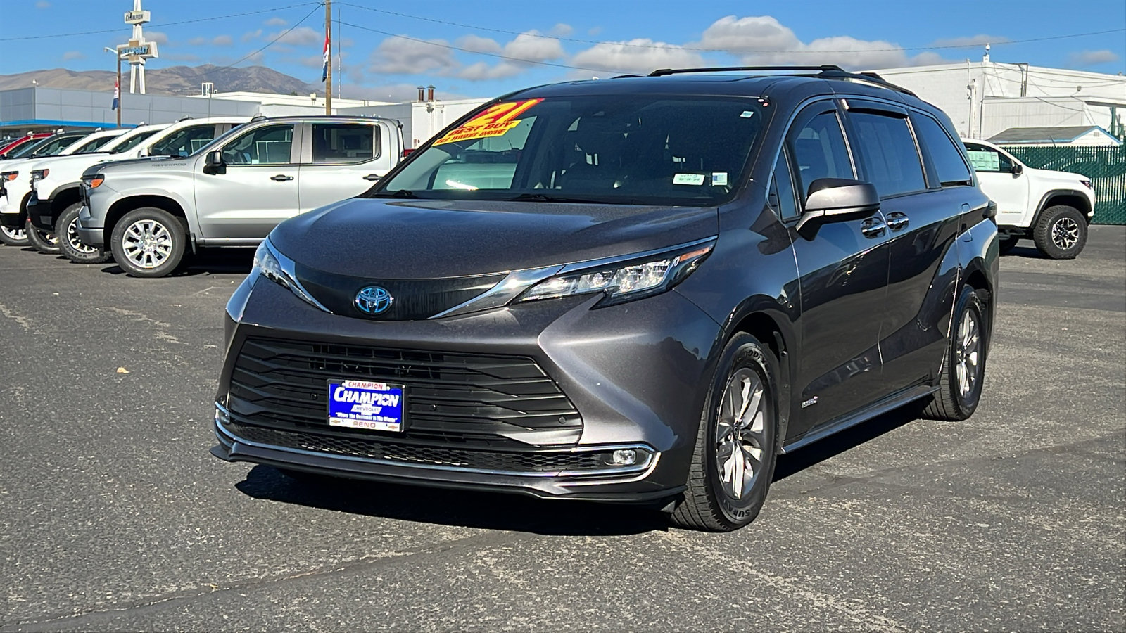 Used 2021 Toyota Sienna XLE image 1