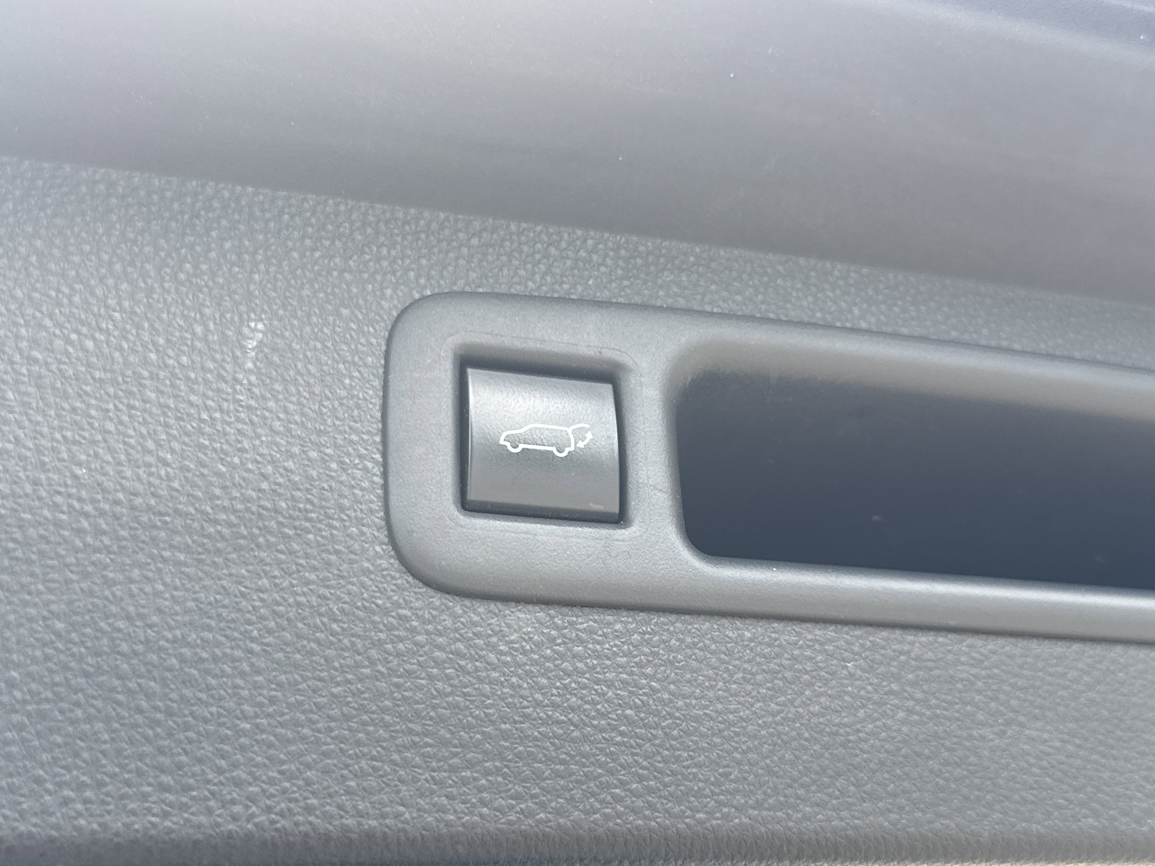 Used 2020 Toyota Highlander LE image 19