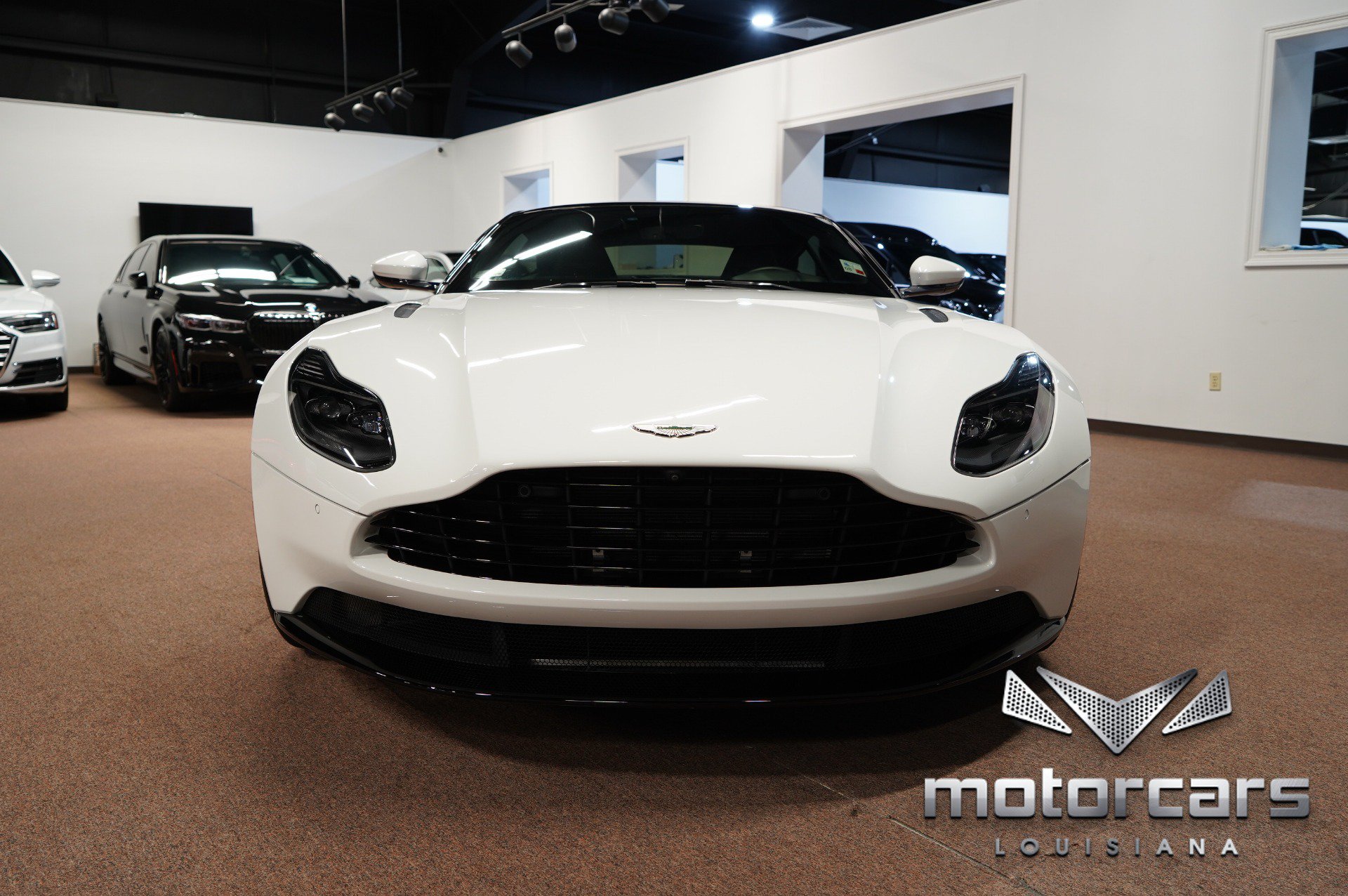 Used 2018 Aston Martin DB11 Coupe RWD image 2