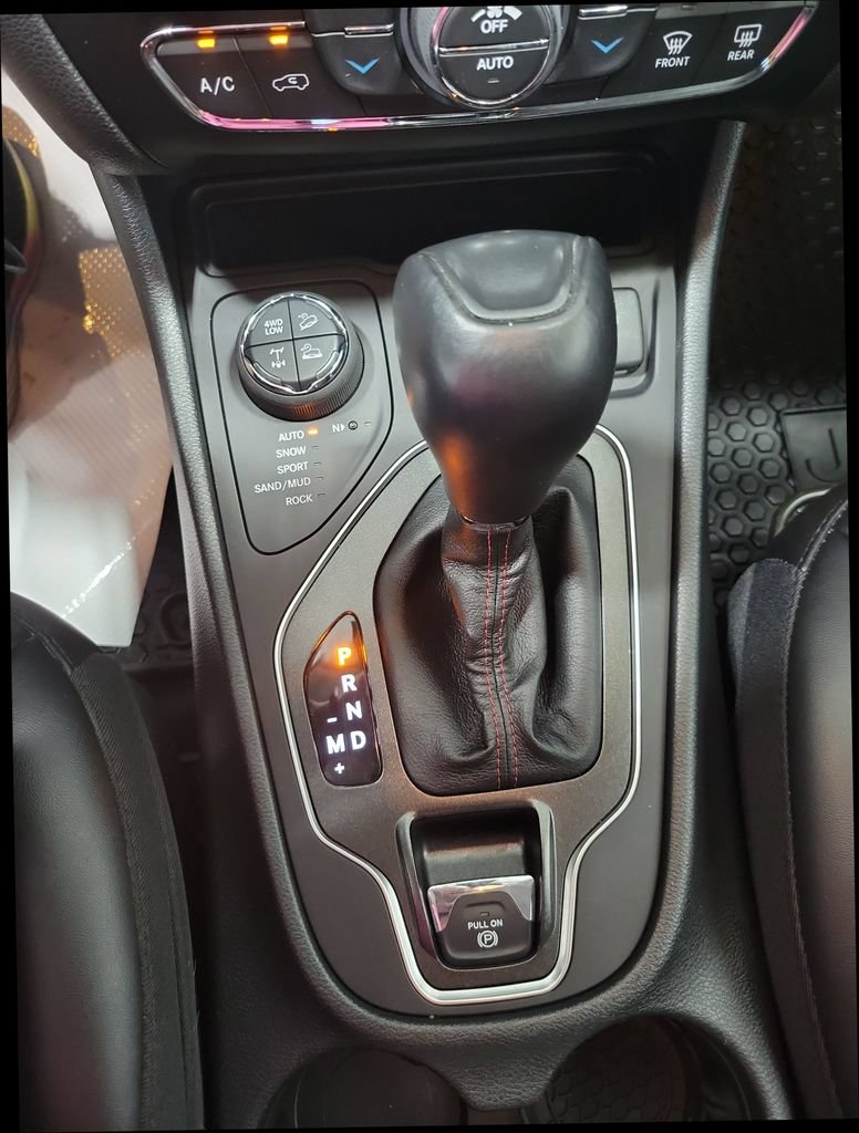 Used 2023 Jeep Cherokee Trailhawk AWD/4WD image 37